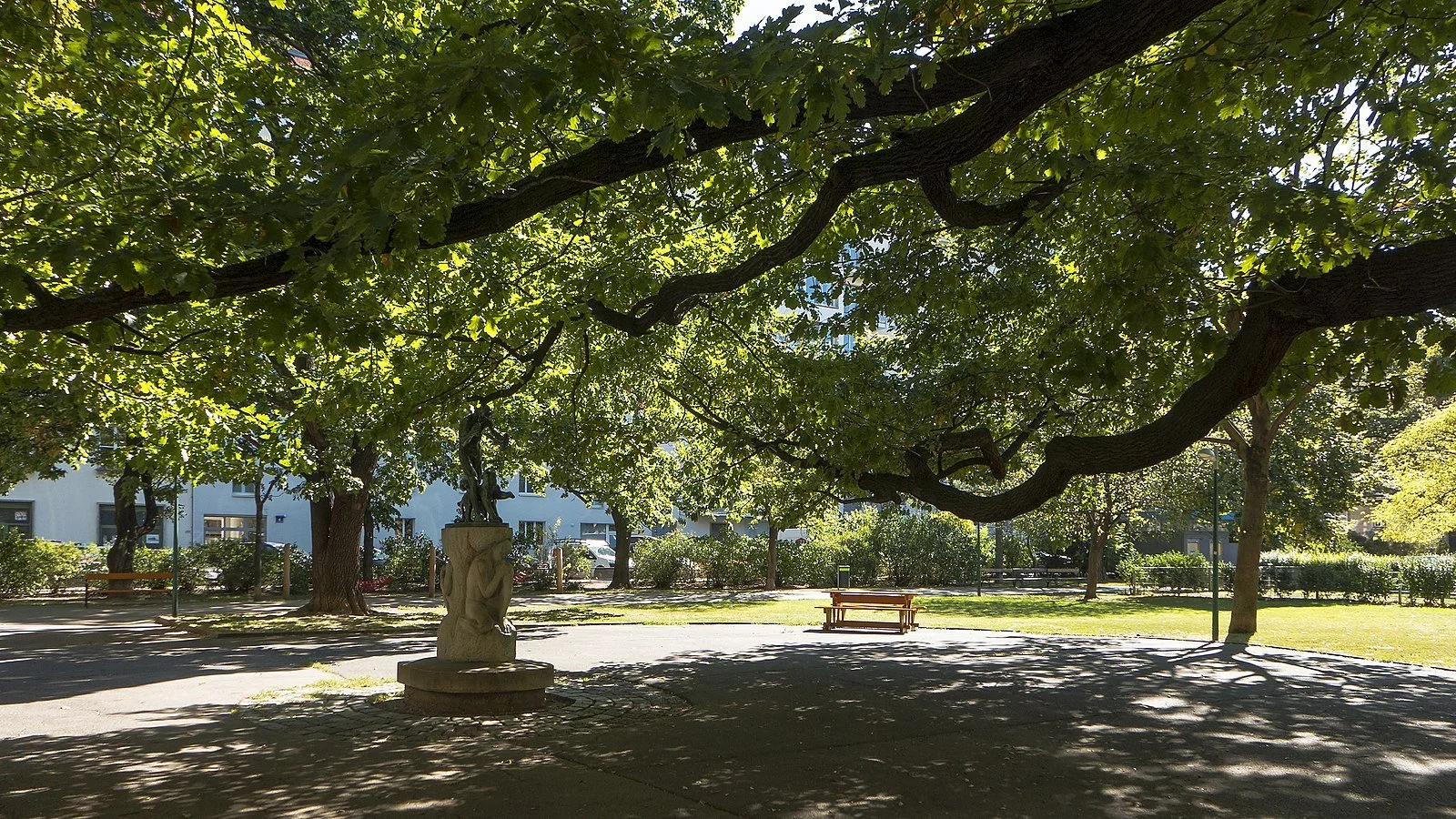 1600px-Wien_03_Modenapark_b.jpg