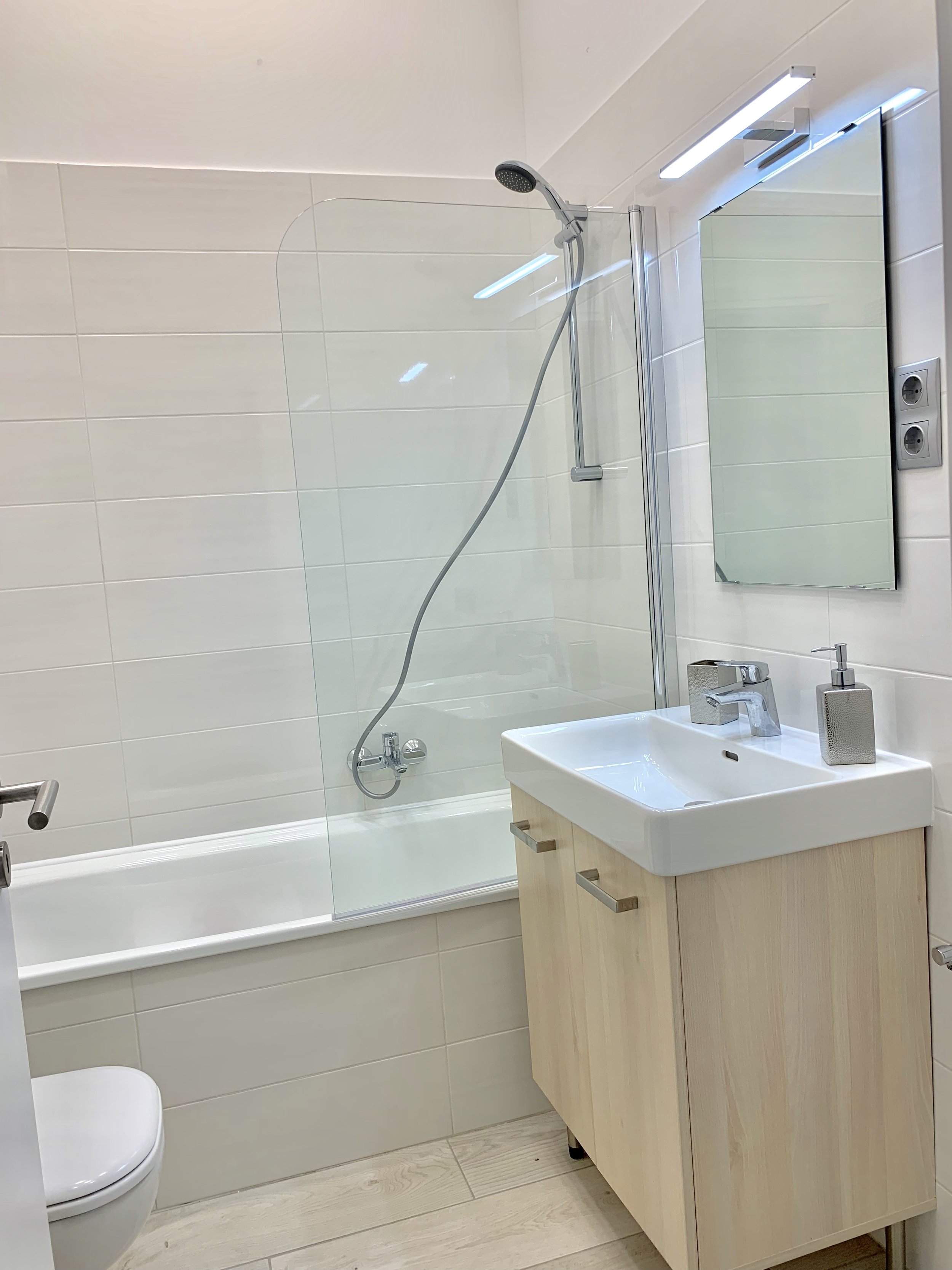bathroom with sink and bathtub