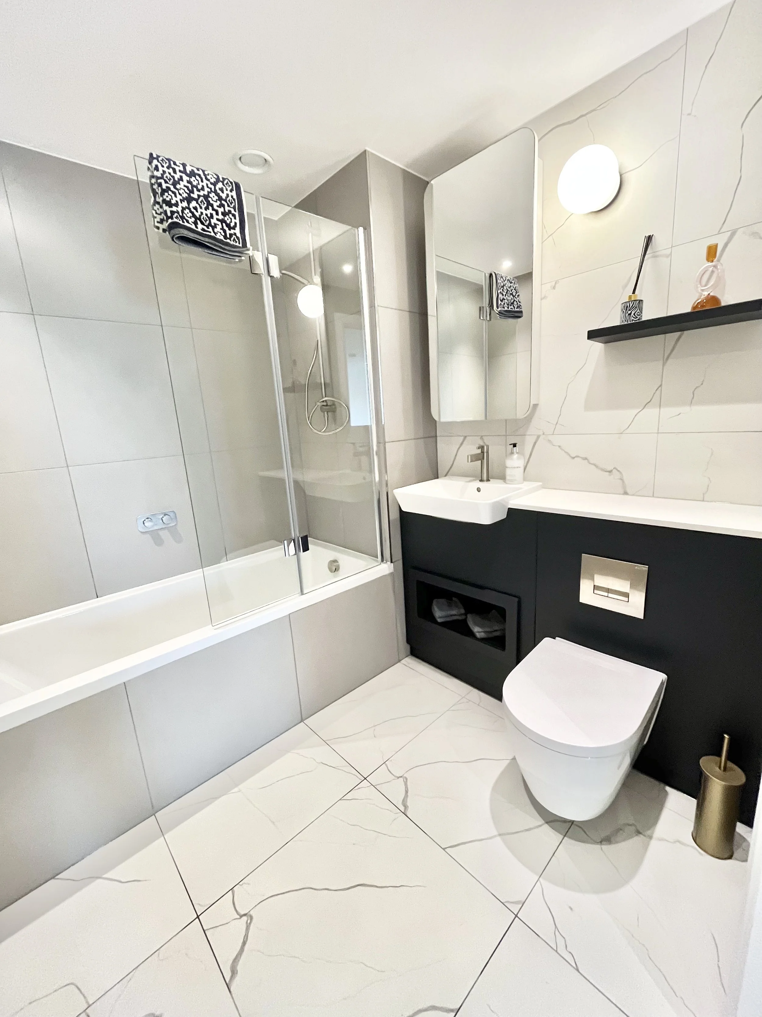 Bathroom with tub 1.jpg