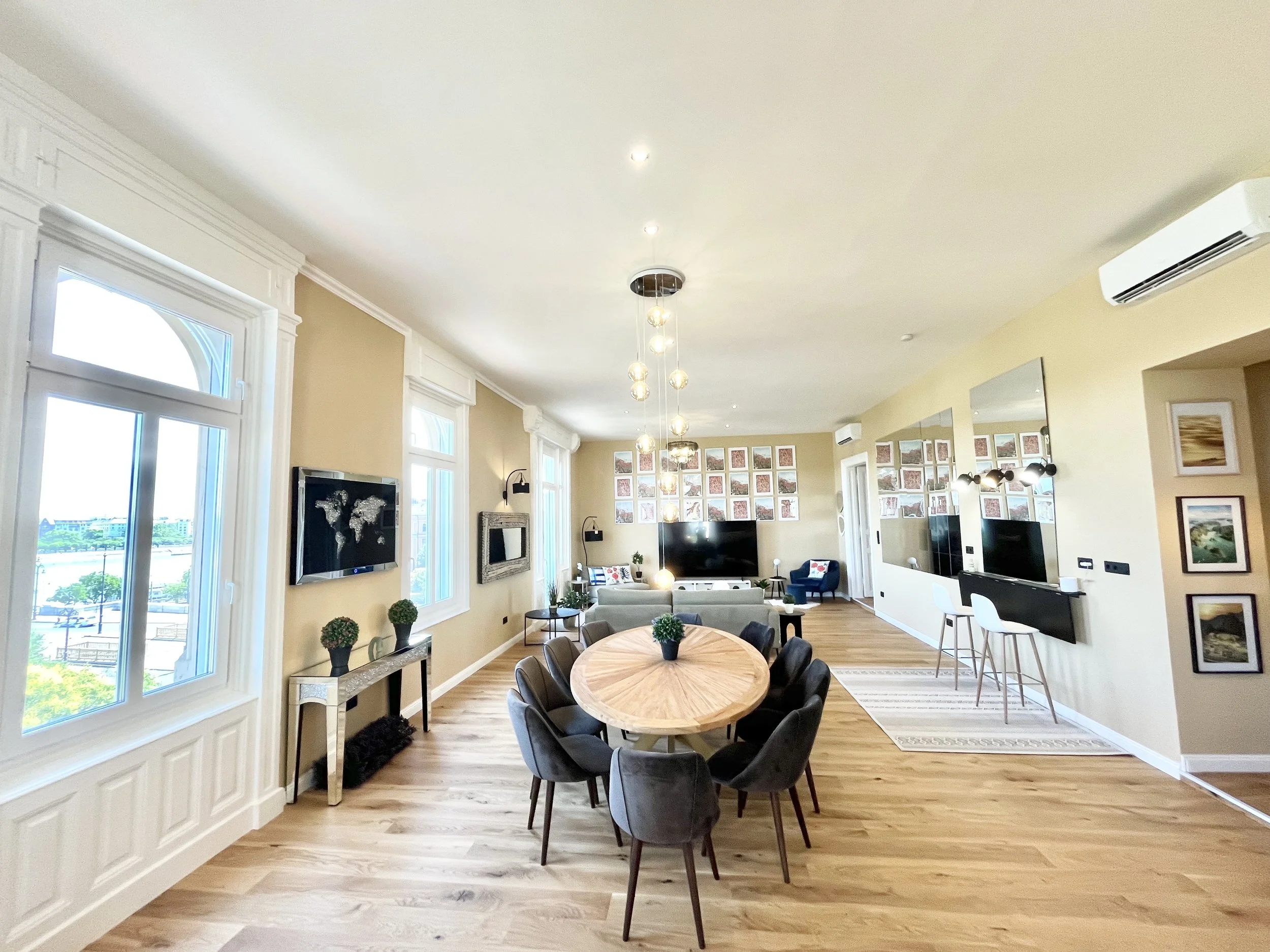 Dining Area with lots of Seating