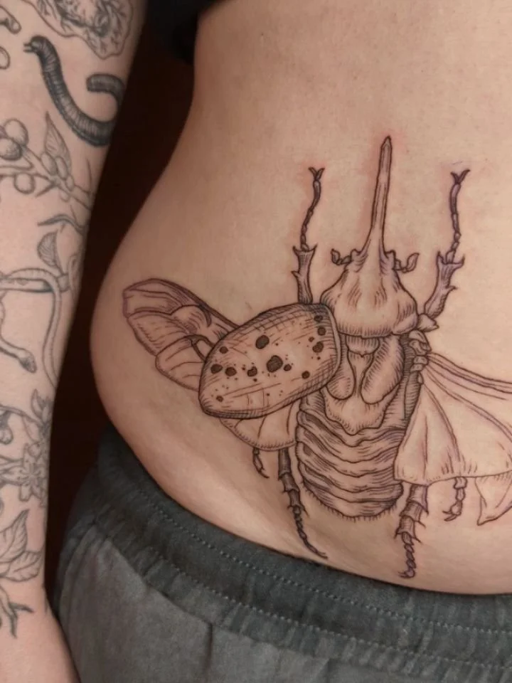 some matching but not matching beetles for Erin!!! 🪲

This is the fifth project I've had the pleasure of working on with Erin, who never fails to bring sick ideas 🖤🫶🖤🫶 I adore the way they sit so well together but take up very differing spaces o