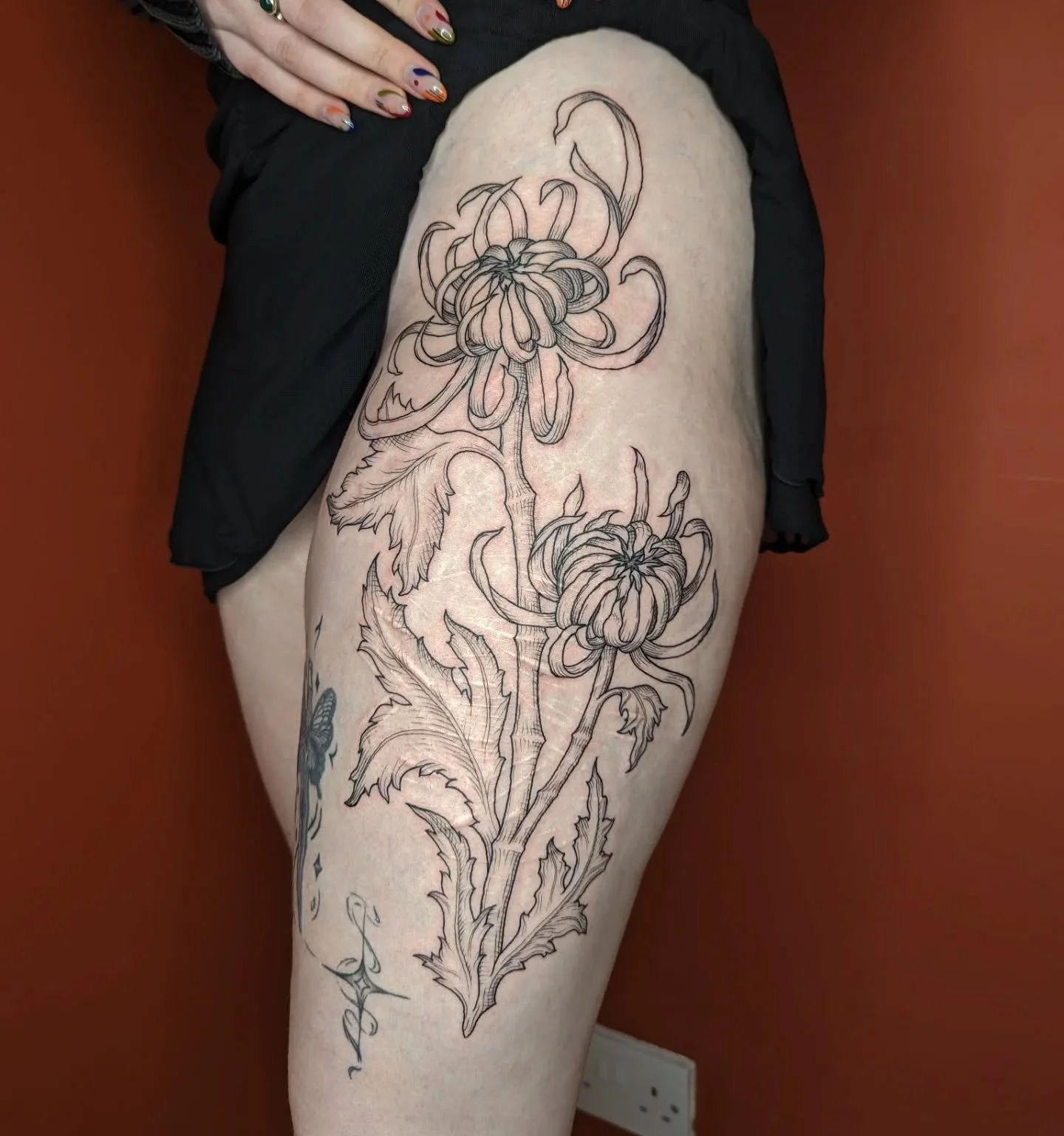 chrysanthemums for @elschamberss 🖤🖤

this project was such a treat and developed so much from the original concept! 🦇

El sent a variety of references over, more a vibe for shapes and flow than specific flowers, and from there we ended up changing