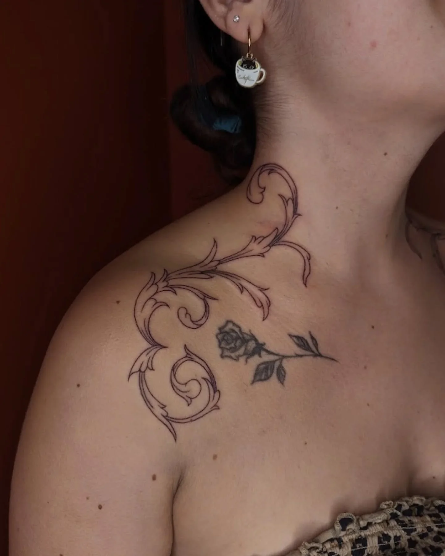 Everything about this tattoo is special to me⚜️❇️

Elisa won the gift voucher I'd donated for @jaar.jsy 's fundraising raffle last year, and wanted some simple and delicate filigree pieces around the collarbones- a beautiful tattoo idea, and raising 