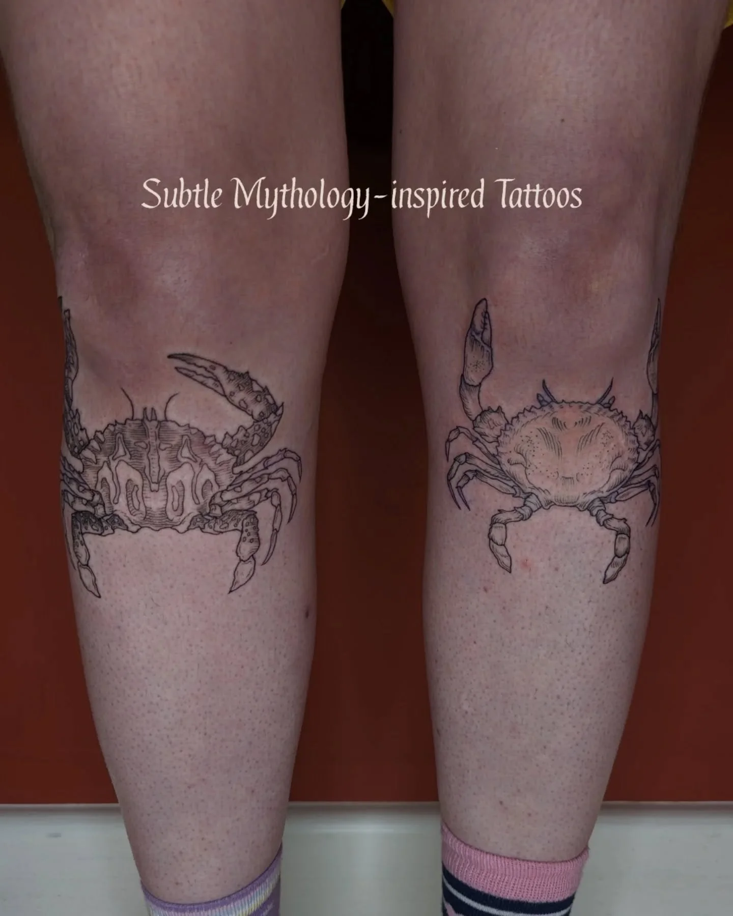 what do you get if you combine a rad idea and design free reign? 🦀🦀🦀🦀🦀

Two subtly mythology inspired crab tattoos!!!! Flora and fauna tattoos are my faveeeeee, especially in fun placements like this! 

The brief was: one crab under each knee, c