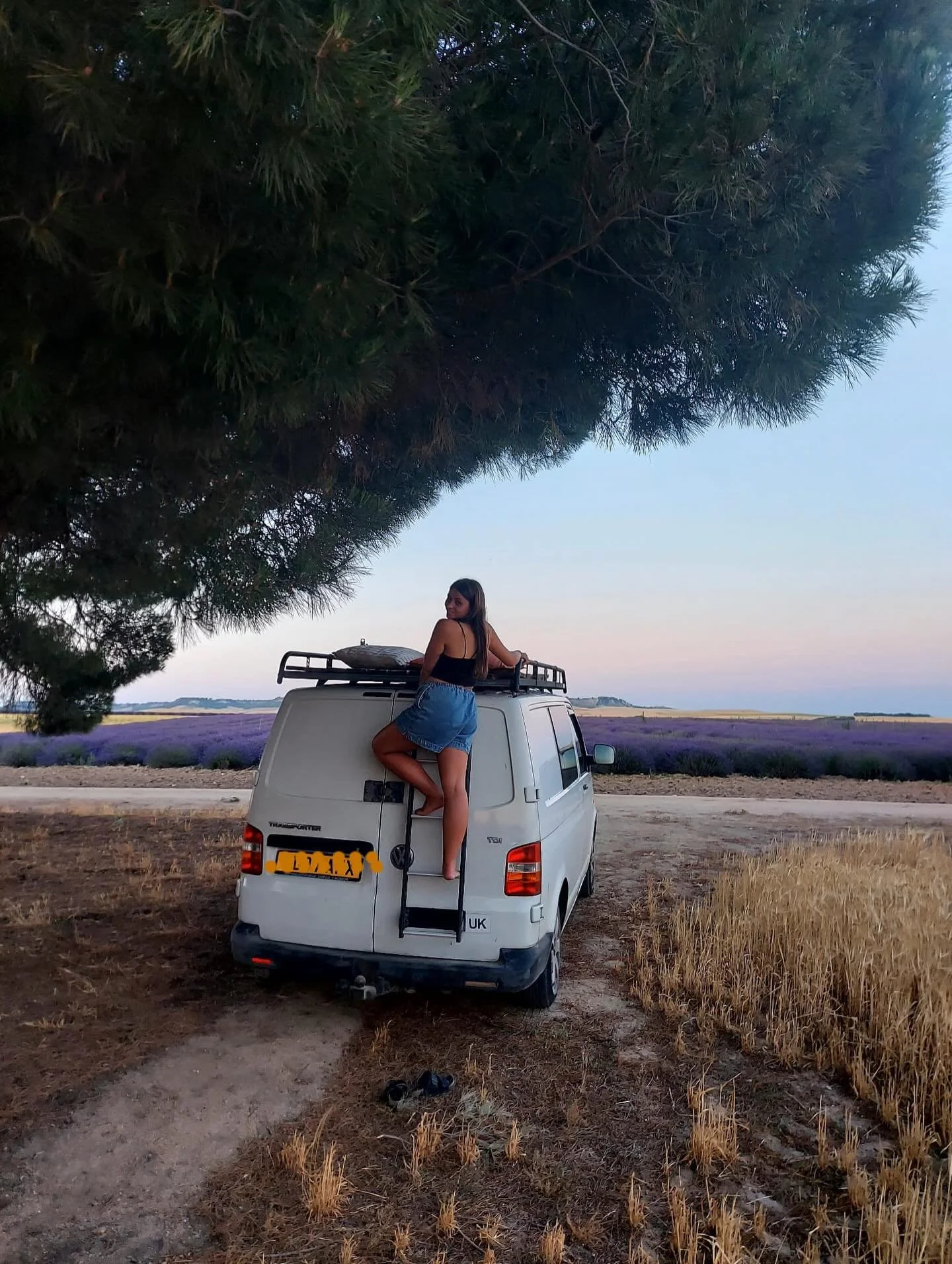 A little moment to pay tribute to 2025 💫

The year of living in @winnie_wanders_camper, connecting with the land, studying &amp; letting go of the shoulds &amp; what ifs enough to be able to follow my ❤️

#van #vanlife #vantravel #europe #yoga