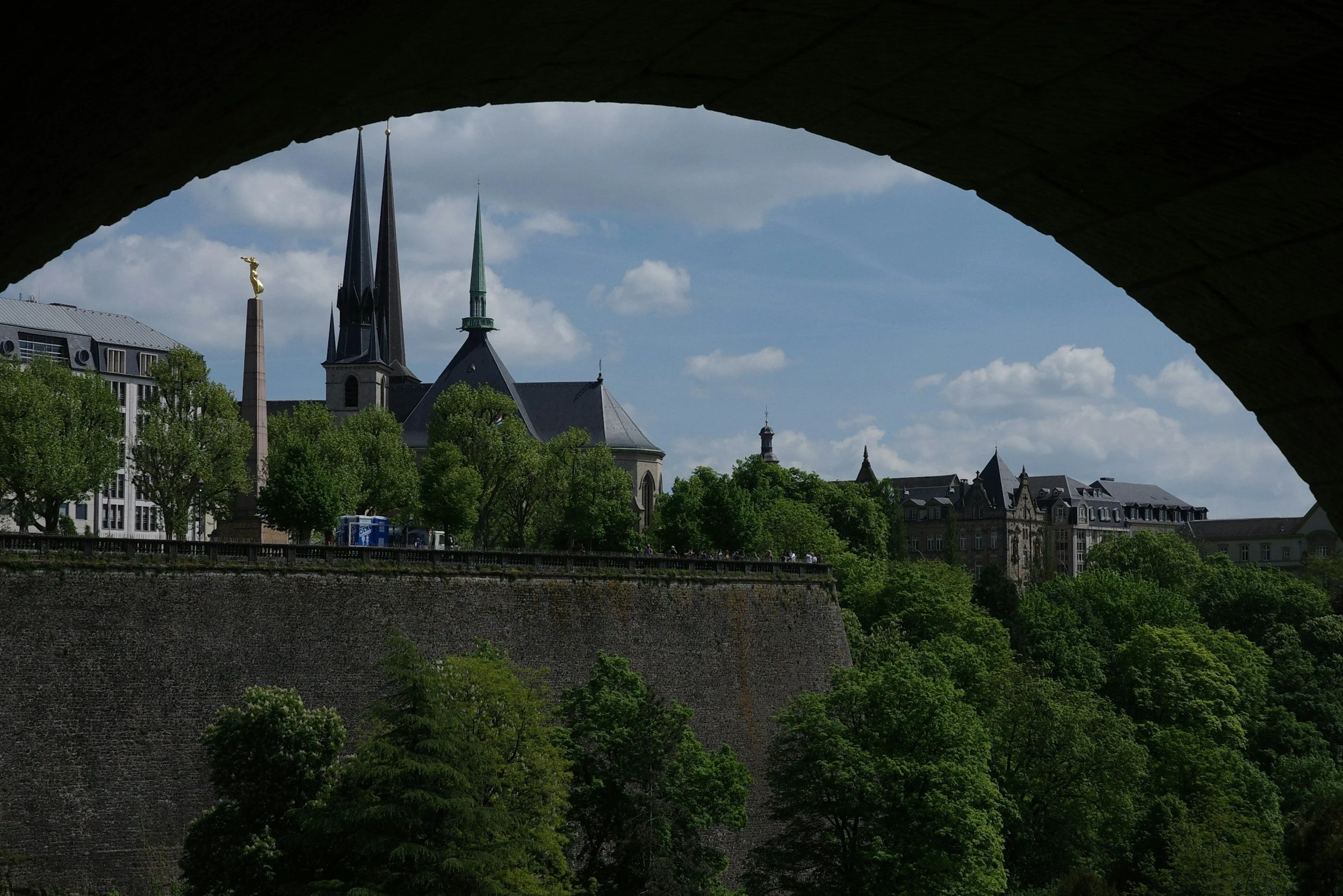 Assurance-vie luxembourgeoise vs française : laquelle choisir pour un crédit lombard ?