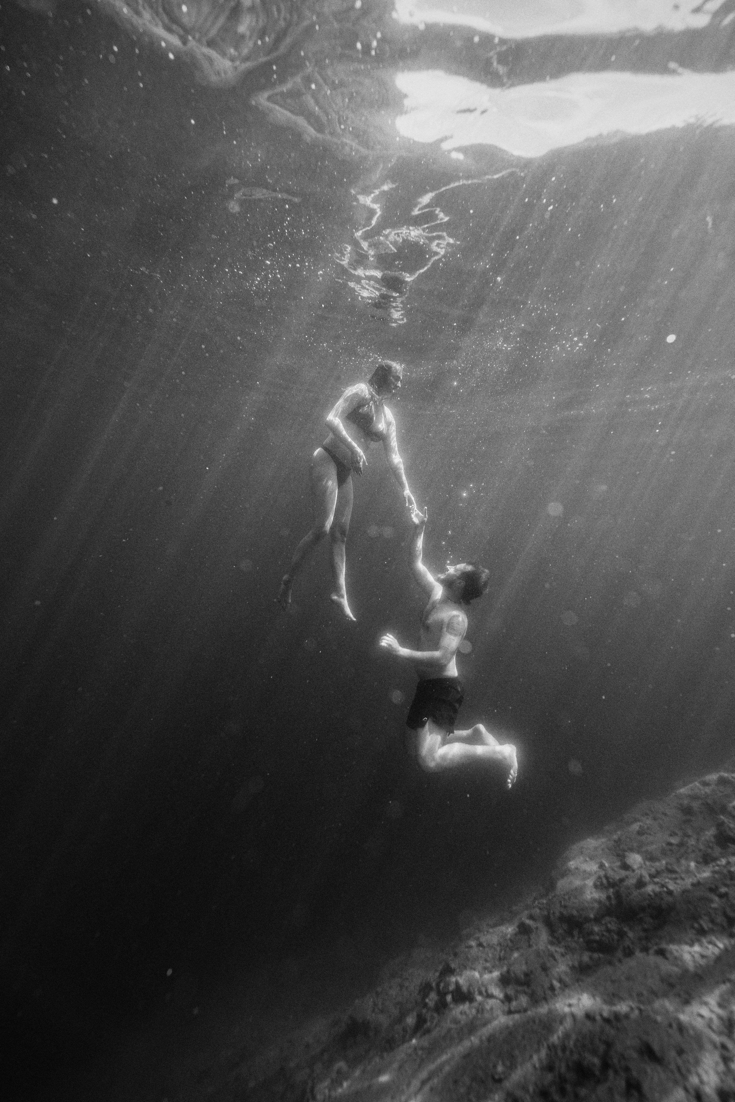 Paarshooting im Wasser, Pärchenfotos Salzburg