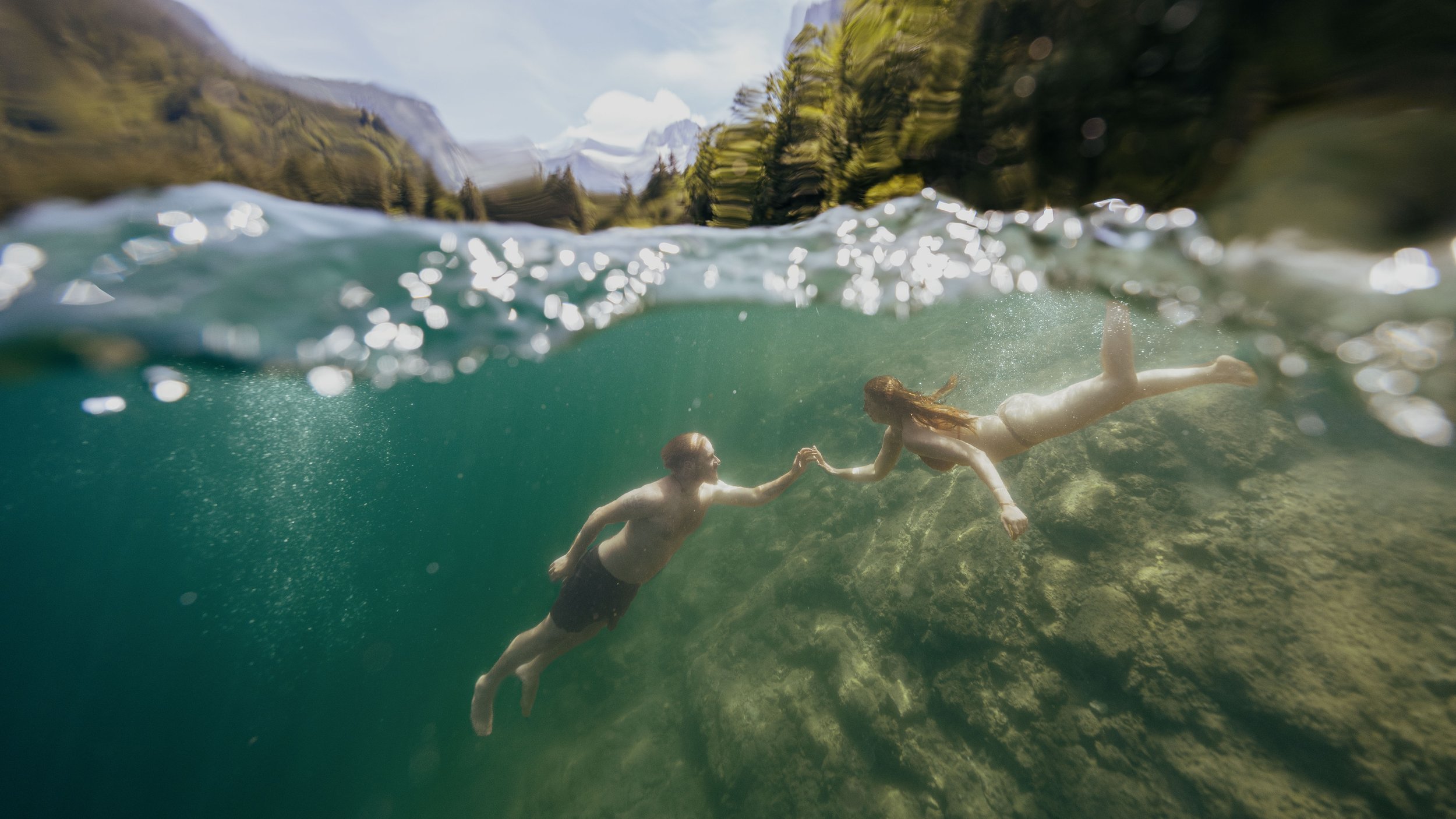 Paarshooting im Wasser, Pärchenfotos Salzburg