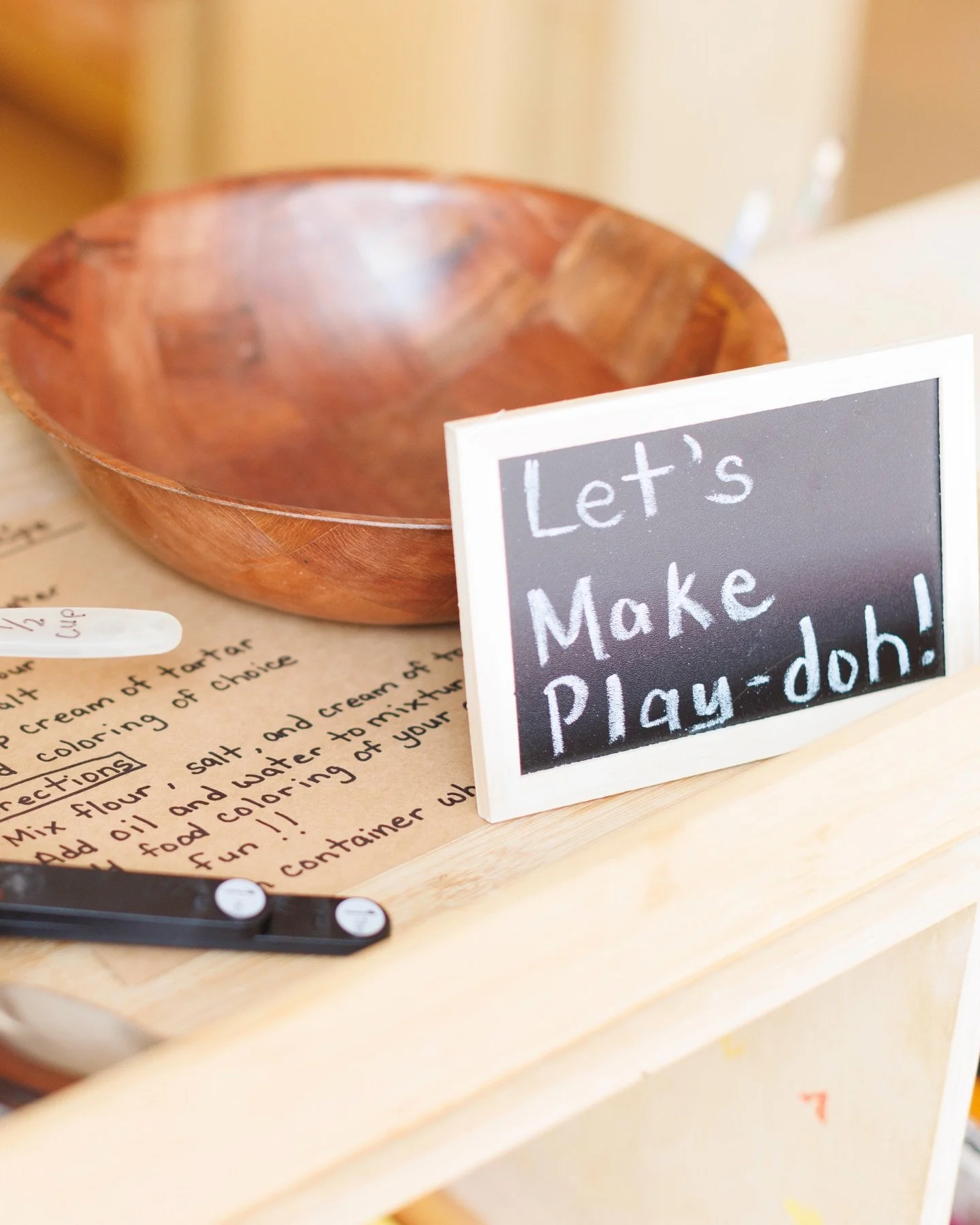 Simple ingredients. Endless imagination. The perfect snow day fun! 

 👩🏼&zwj;🍳 Homemade Play-dough Recipe

Ingredients ✨
&bull; 2 cups flour
&bull; &frac12; cup salt
&bull; 2 Tbsp cream of tartar
&bull; 2 Tbsp oil
&bull; 1&frac12; cups water
&bull
