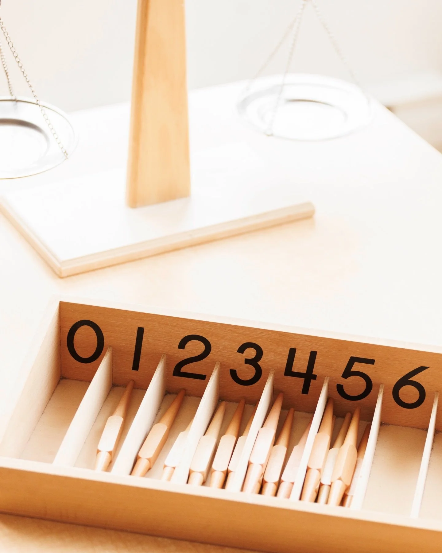 ✨Learning numbers through hands-on discovery

In Montessori, children don&rsquo;t just memorize numbers &mdash; they experience them.

Using the Spindle Box, children count real objects and place them into the matching numbers, helping them connect n