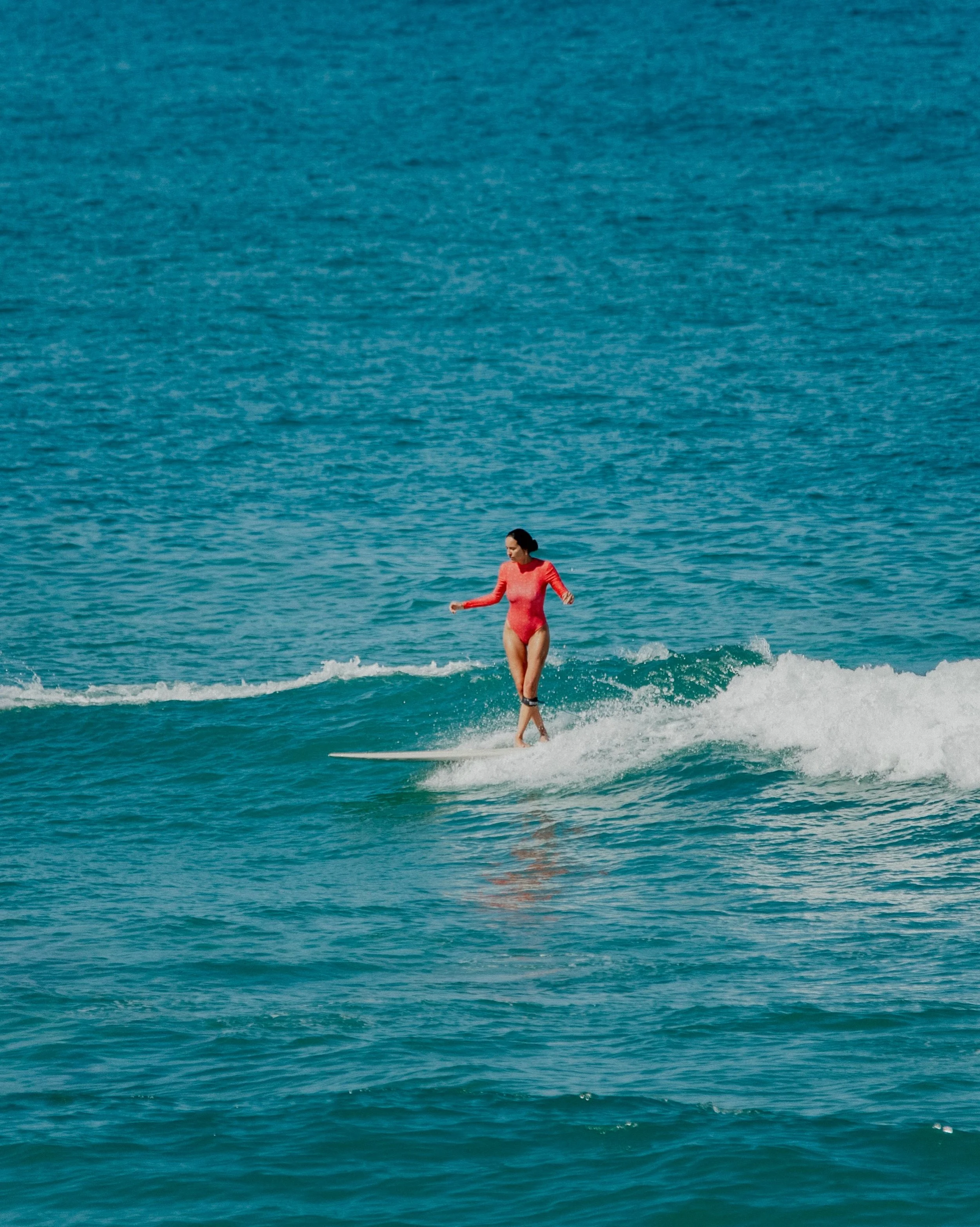 Dancing with the ocean 🩵
@mathildemetairie wearing the Charlotte suit in Pitaya

Photo by @gautparant