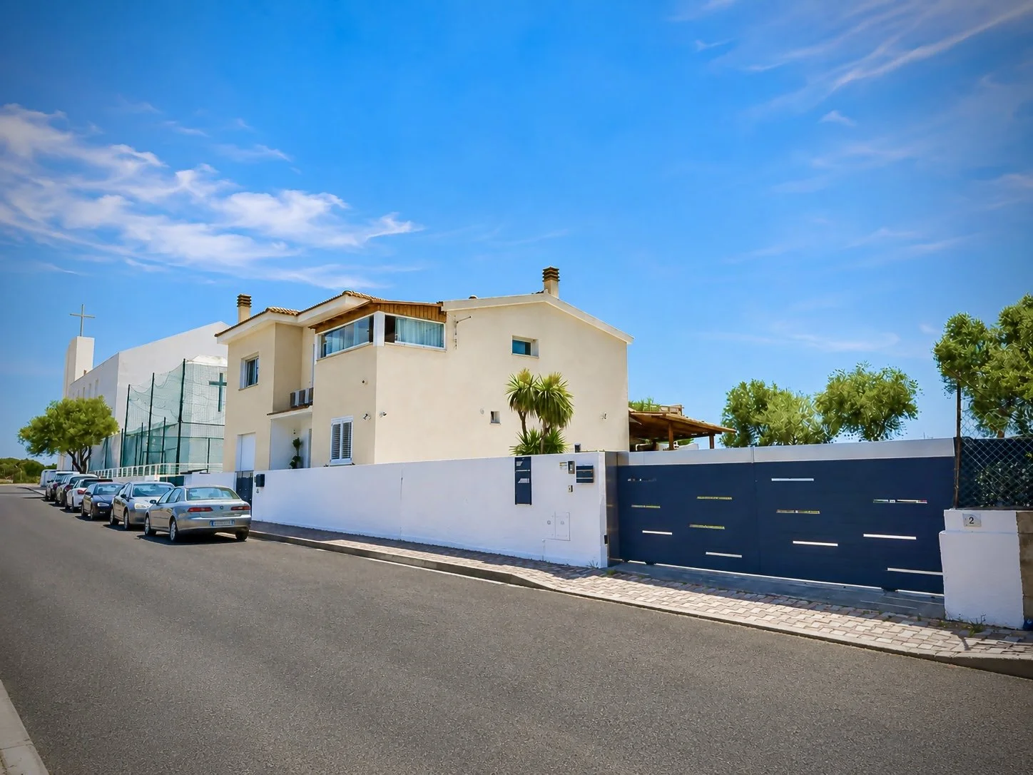 villa moderna in strada residenziale silenziosa con ampie possibilità di parcheggio interno ed esterno