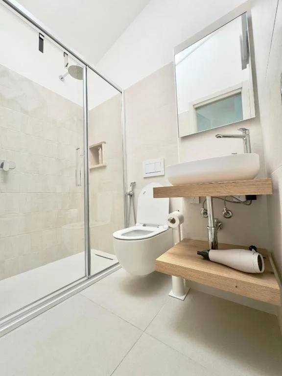 bagno con doccia filopavimento