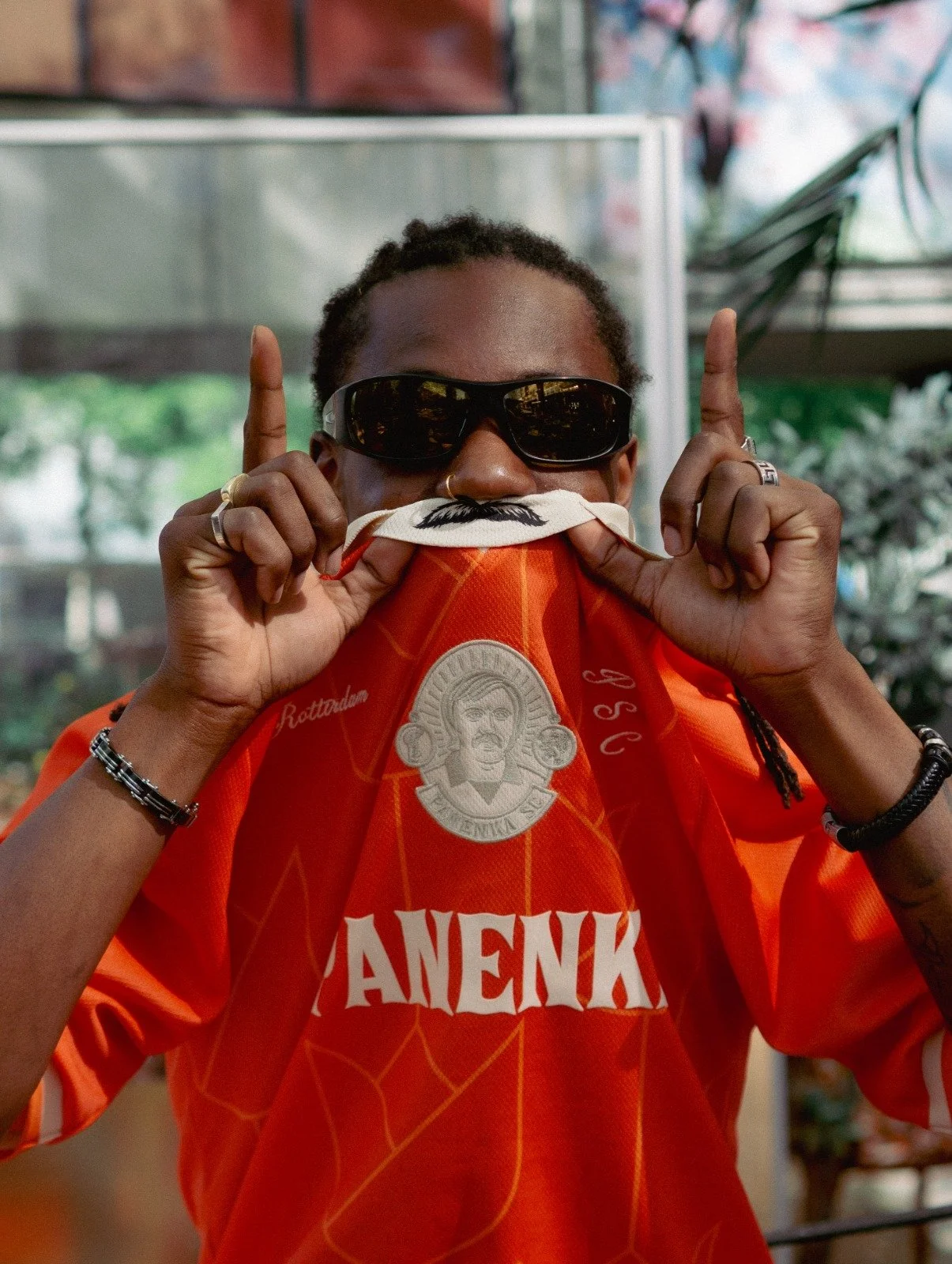 Panenka Rotterdam Oranje shirt met snor