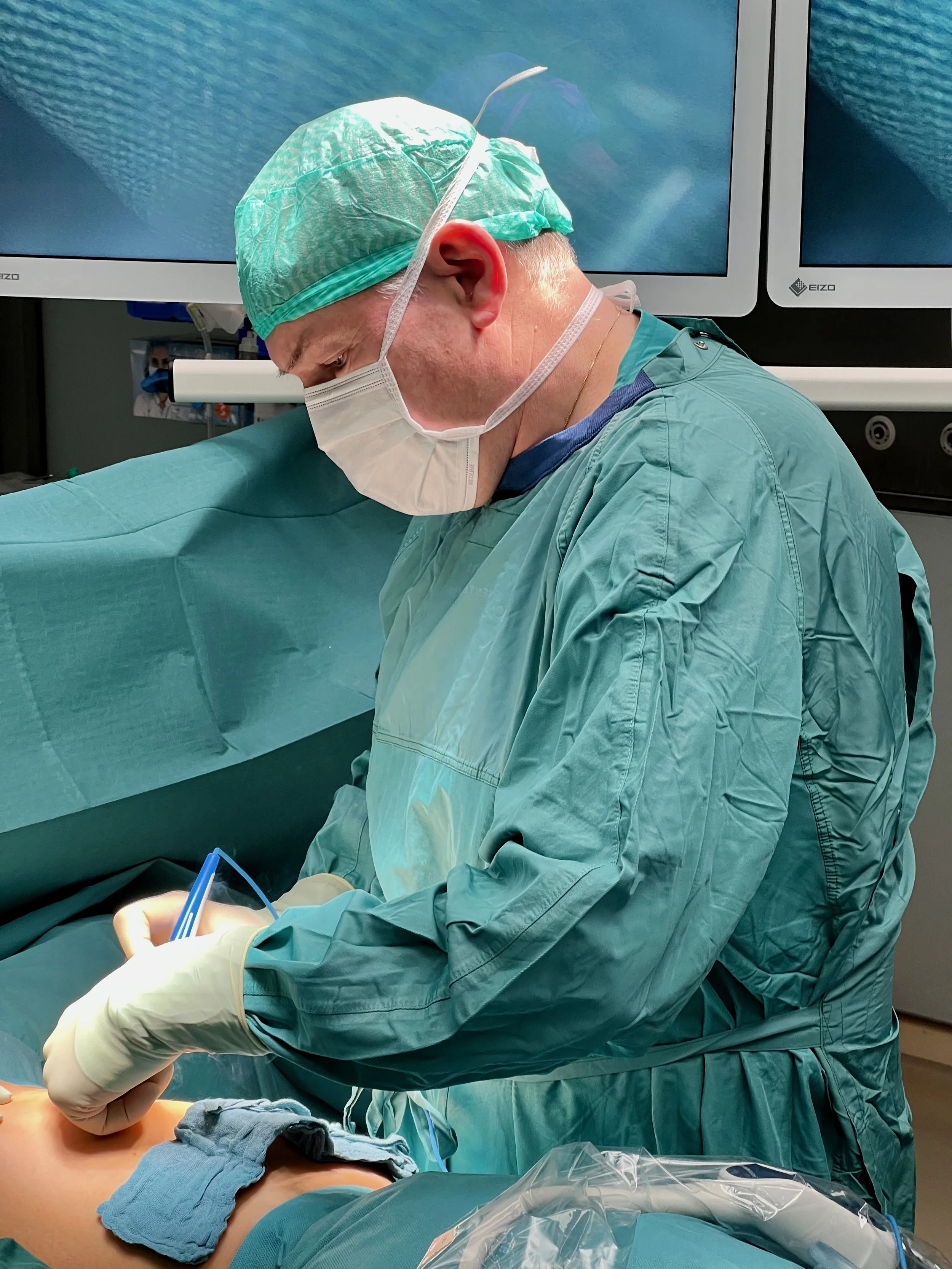 Prim. Priv. Doz. Dr. Stefan Watzka führt eine Operation im Operationssaal durch.