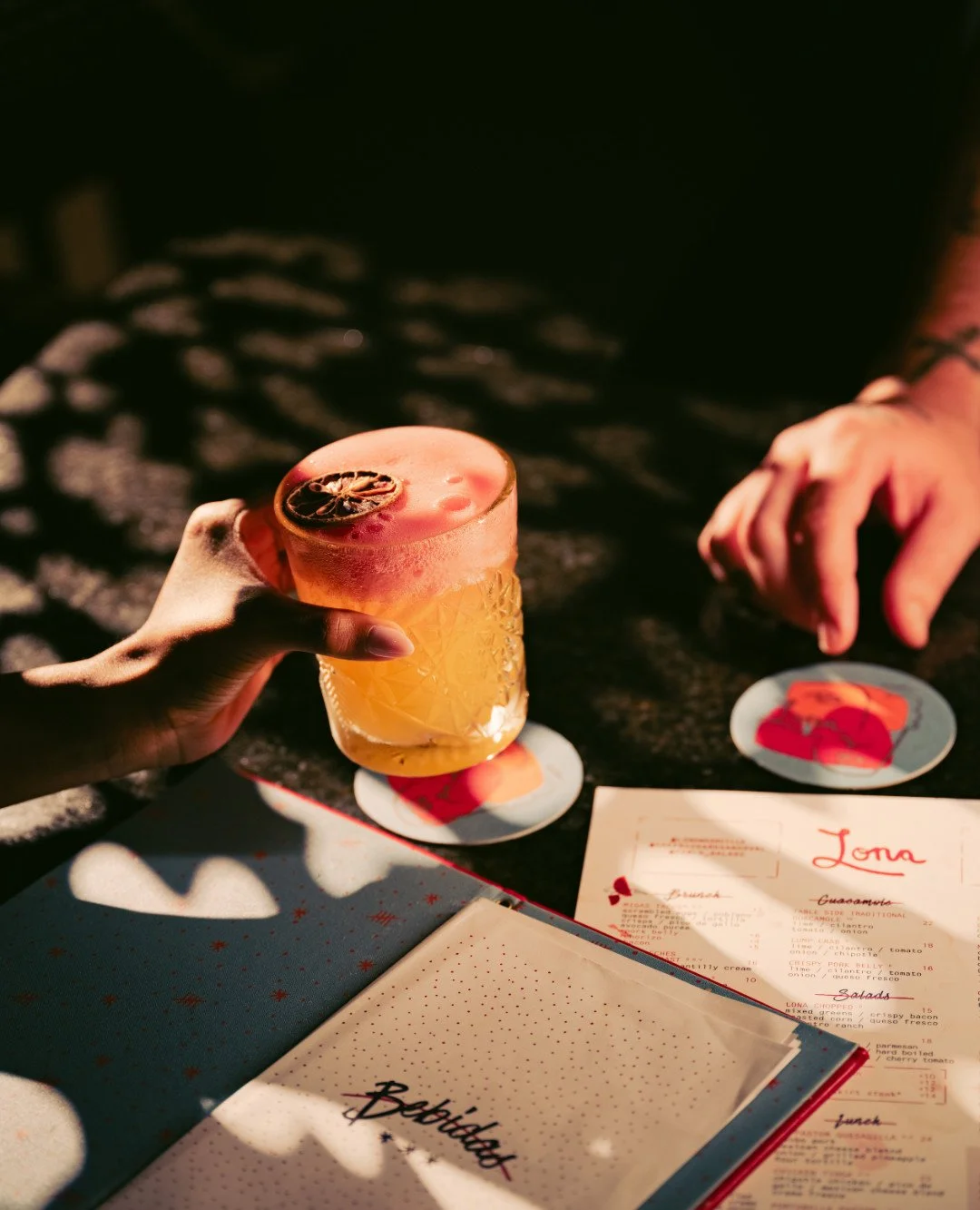 Pretty in pink, bold in every sip. The Mercado Margarita brings together @el_tequileno Blanco, passion fruit, lemon and hibiscus rosemary foam for a cocktail that tastes as good as it looks. 🌺
