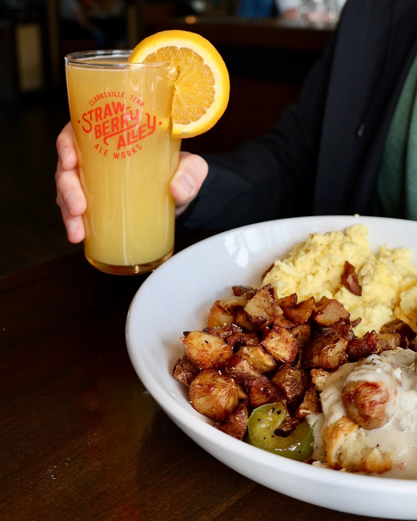 On the first day of Christmas, Strawberry Alley gave to me&hellip; ONE BIG BEERMOSA 🍊🍺

Weekend brunch just got merrier with our Beermosa: fresh house orange juice meets our flagship 1820 K&ouml;lsch. To kick off our 12 Days of Beer, we&rsquo;re st