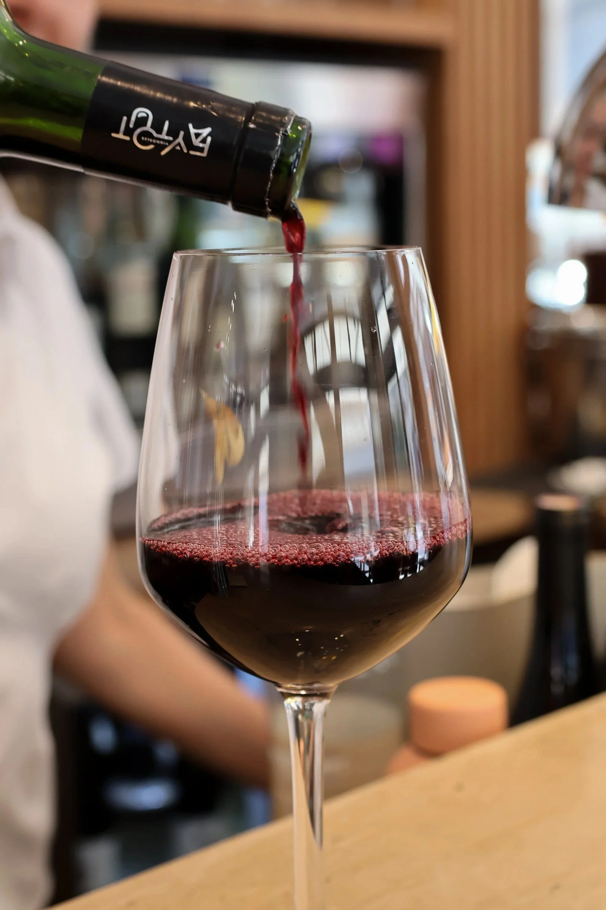 Boire un grand cru au verre à Saint-Germain-des-Prés