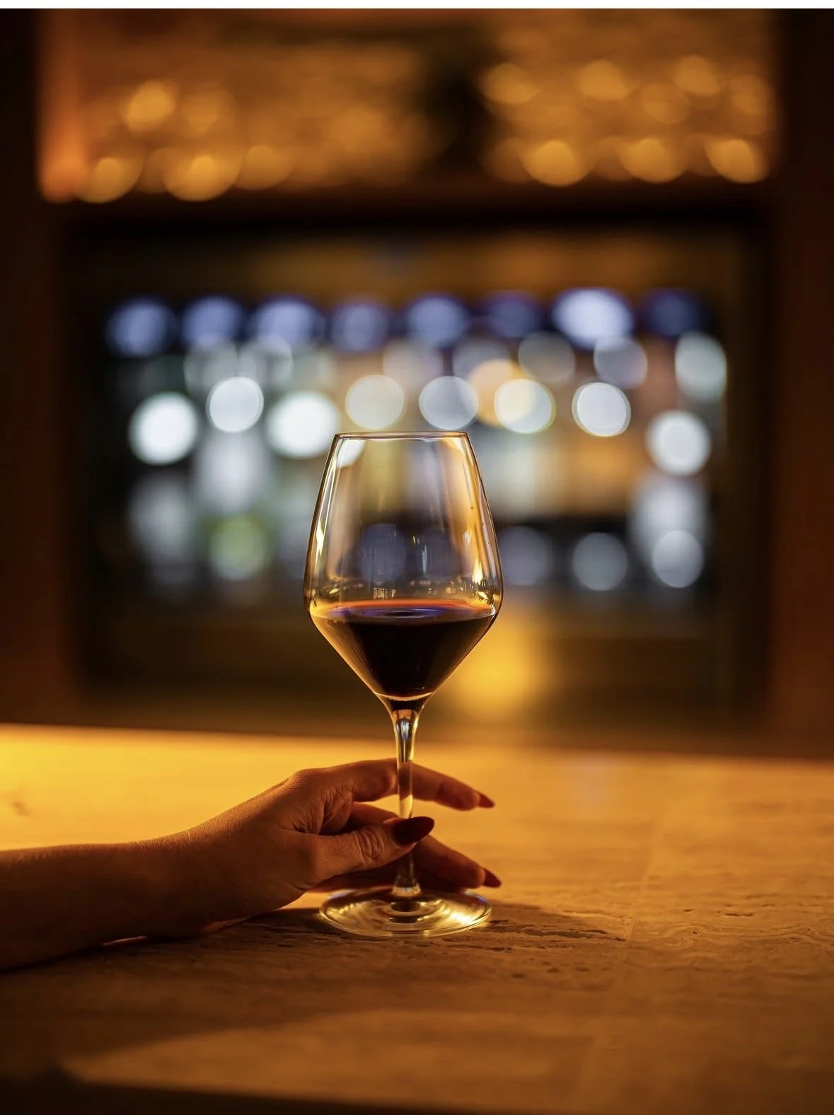 Verre de vin rouge au comptoir de L'Atelier d'André, cave à manger rue Saint-André-des-Arts, Paris 6e