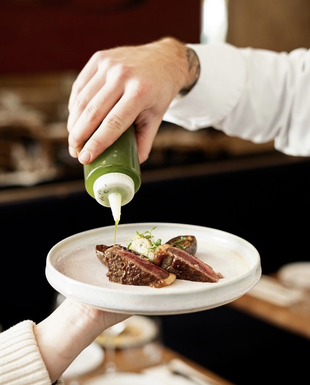 Dressage d'une pièce de viande en cuisine à L'Atelier d'André, bistrot et vins fins à Saint-Germain-des-Prés, Paris 6e
