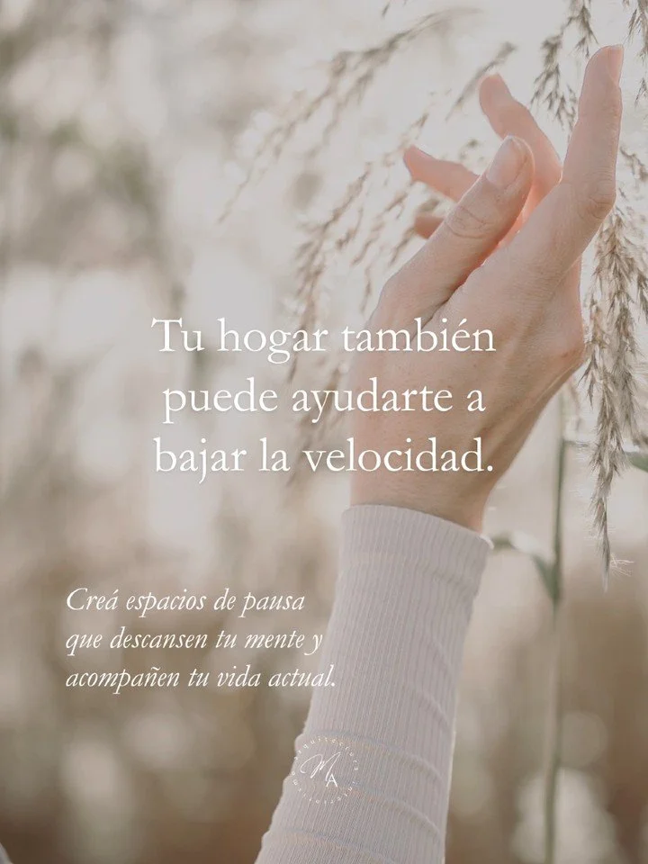 Cuando los espacios est&aacute;n recargados, lo sentimos.
Cuando est&aacute;n equilibrados, nos devuelven calma, claridad y bienestar.
Un ambiente limpio, despojado, con lo justo.
Colores suaves, naturaleza en casa, zonas de pausa.
 Un rinc&oacute;n 