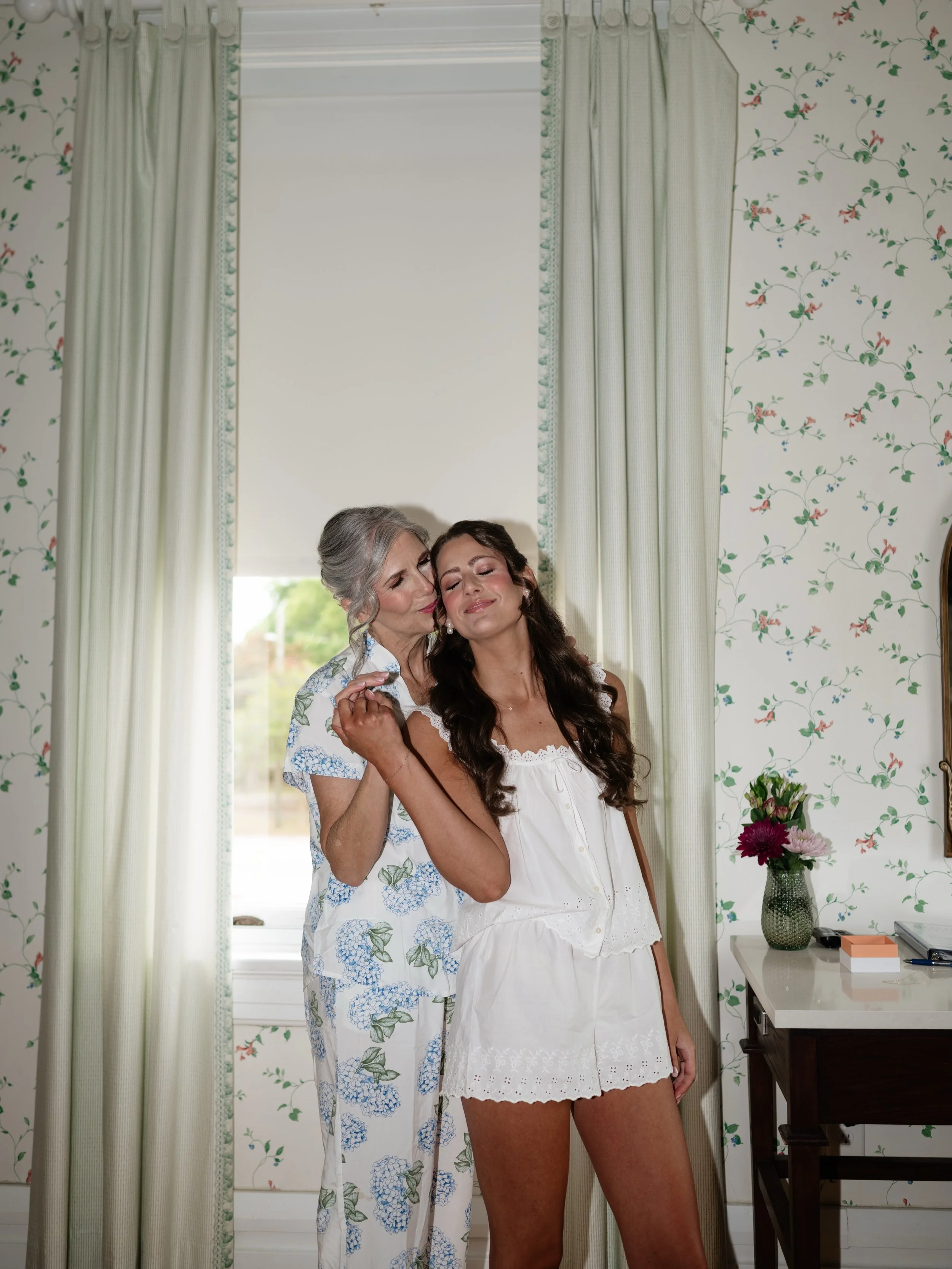 a few morning moments of lauren + her mama <3

second shot for @niahgrayce.photography 

*
*
*
*
*
*
*

georgia wedding photographer, south carolina wedding photographer, alabama wedding photographer, florida wedding photographer, travel photograp