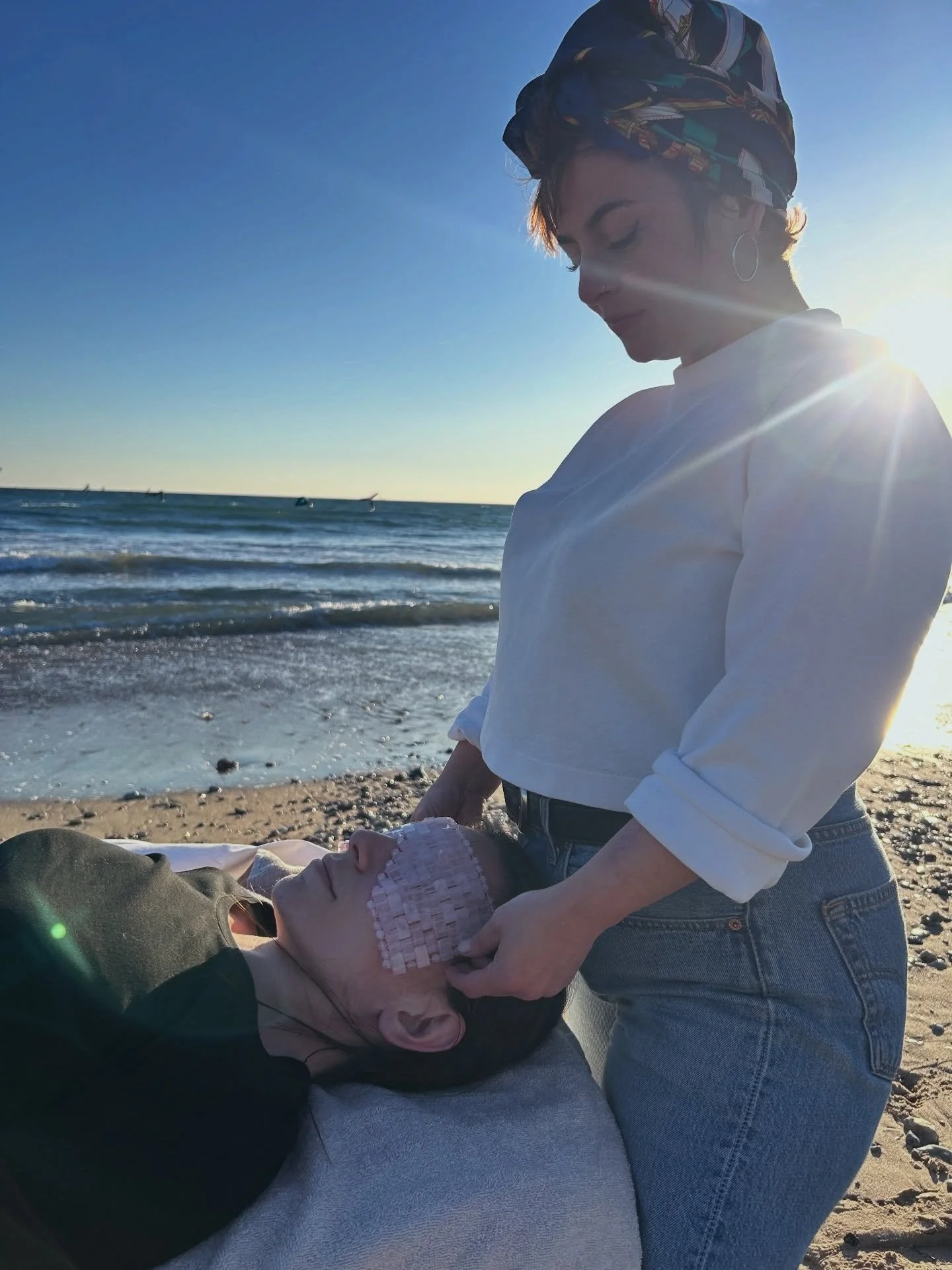 Des mouvements,des couleurs, du l&acirc;cher-prise, du soleil sur la peau et des corps qui se rel&acirc;chent.

🤍🌊✨🌞💫💆&zwj;♀️

Un m&eacute;lange de douceur, d&rsquo;&eacute;nergie et de simplicit&eacute;, l&agrave; o&ugrave; tout circule un peu 