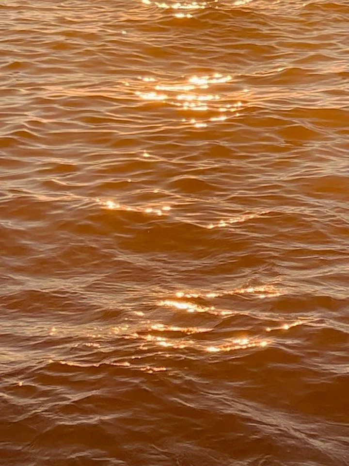 CIELS.MERS

Il y a dans ces instants 
Quelques chose de pr&eacute;cieux
Un rayon de lumi&egrave;re 
Un silence apaisant 
Un calme
Que rien ne vient troubler

Juste l&rsquo;instant.
