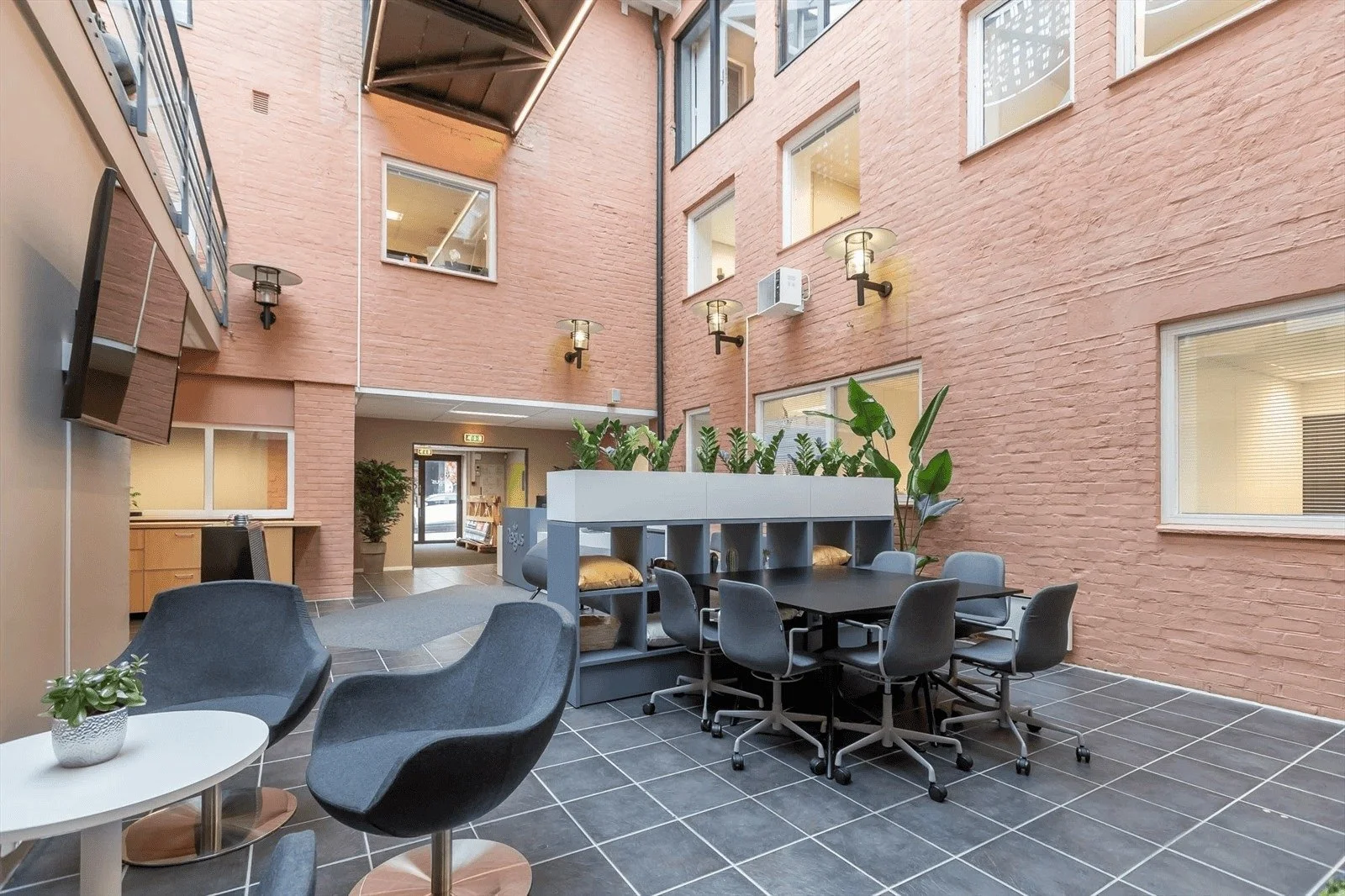 🚀 Flytt inn i splitter nye kontorlokaler i Jernbanegata 11! 🏢✨
Dr&oslash;mmer du om moderne og inspirerende omgivelser for din bedrift? N&aring; har du sjansen! 💼 V&aring;re helt nye kontorlokaler er klare til innflytting &ndash; perfekt for &arin