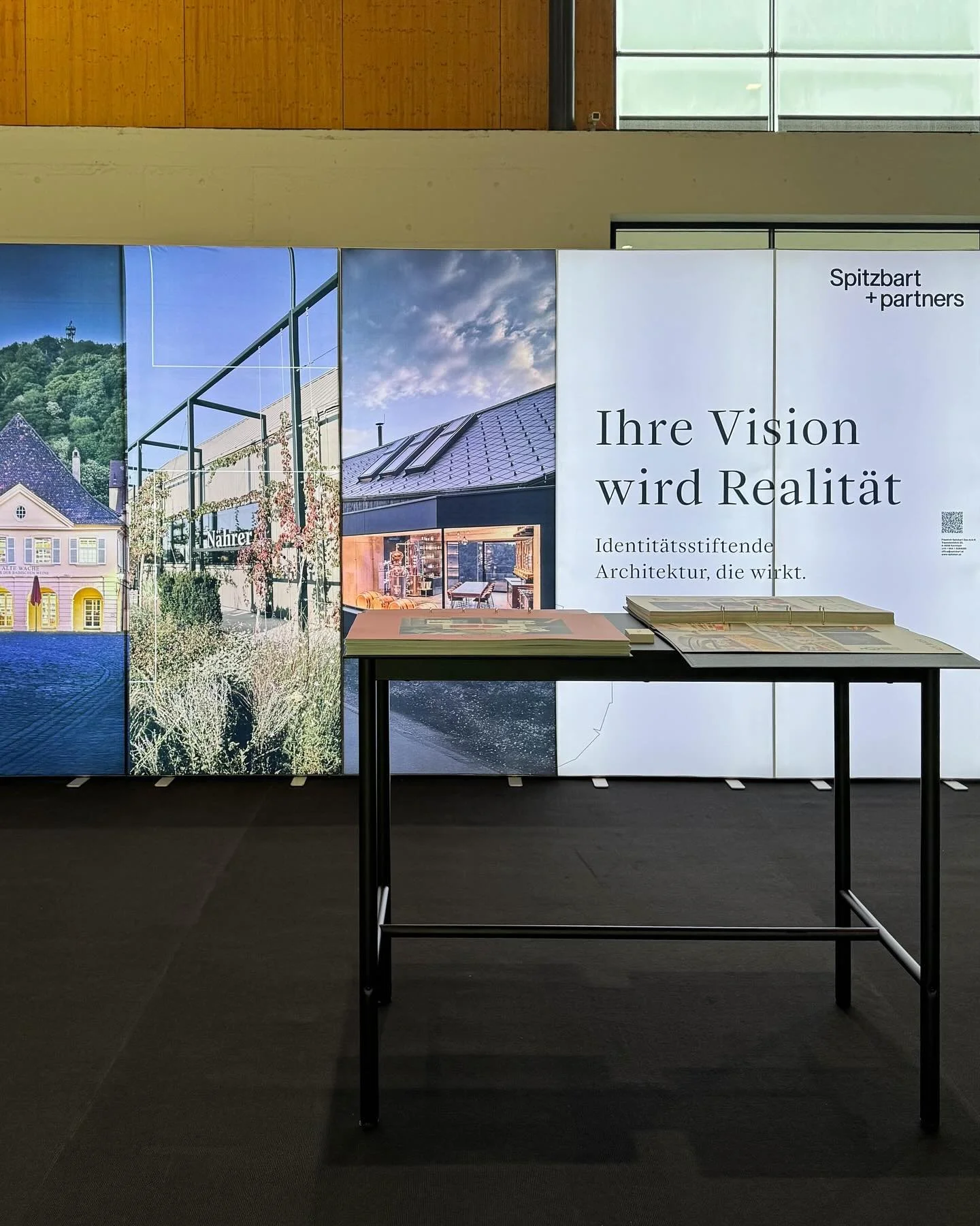 🏛️ Wo Weinkultur Raum findet.
Heute &ouml;ffnen sich die Tore der Winzerservice Messe &ndash; und mit ihnen die M&ouml;glichkeit, Wein durch Raum und Architektur neu zu erleben.

📍Halle 1 &ndash; Stand G37
Dort, wo Genuss Form annimmt und R&auml;um