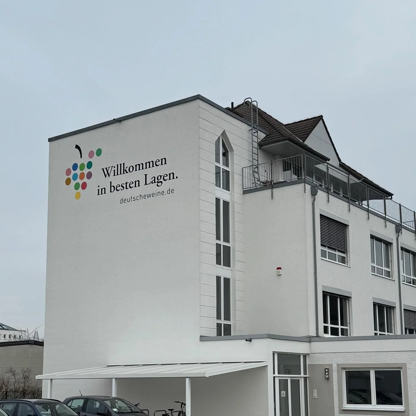 🍷 Direktvertrieb: Stabil investieren, erfolgreich wachsen!
Die neuesten Zahlen zeigen: Direktvermarktung bleibt der stabilste Vertriebskanal.
Ein klarer Hinweis f&uuml;r Weing&uuml;ter, gezielt in Ab-Hof-Verkauf und architektonische Konzepte zu inve