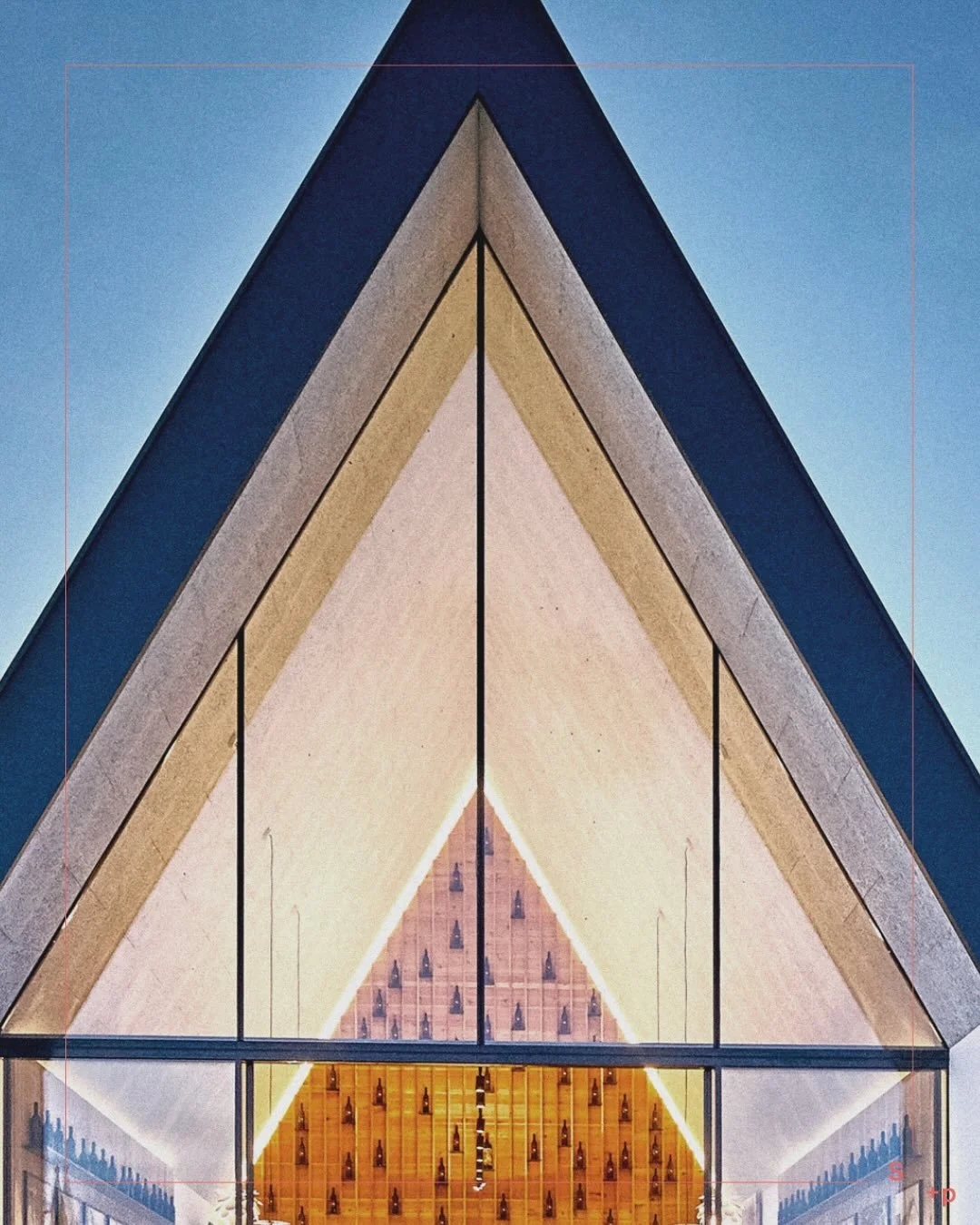 Weinarchitektur im Wandel.
Ver&auml;ndertes Konsumverhalten. Mehr Druck auf Prozesse, Personal und Investitionen.
Die Antwort darauf ist keine Kulisse, sondern Gestaltung mit Haltung.
Zukunftsf&auml;hige Weing&uuml;ter sind pr&auml;zise organisiert:
