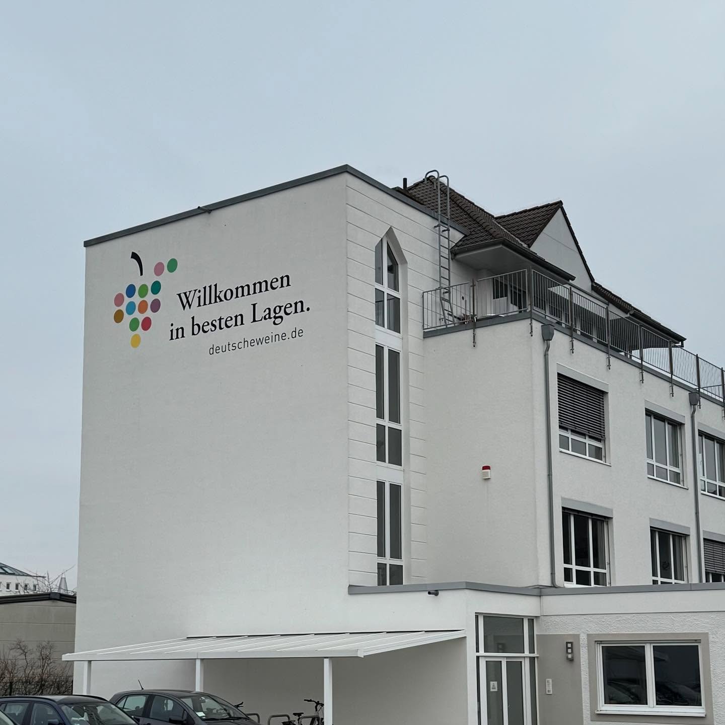 🍷 Direktvertrieb: Stabil investieren, erfolgreich wachsen!
Die neuesten Zahlen zeigen: Direktvermarktung bleibt der stabilste Vertriebskanal.
Ein klarer Hinweis f&uuml;r Weing&uuml;ter, gezielt in Ab-Hof-Verkauf und architektonische Konzepte zu inve