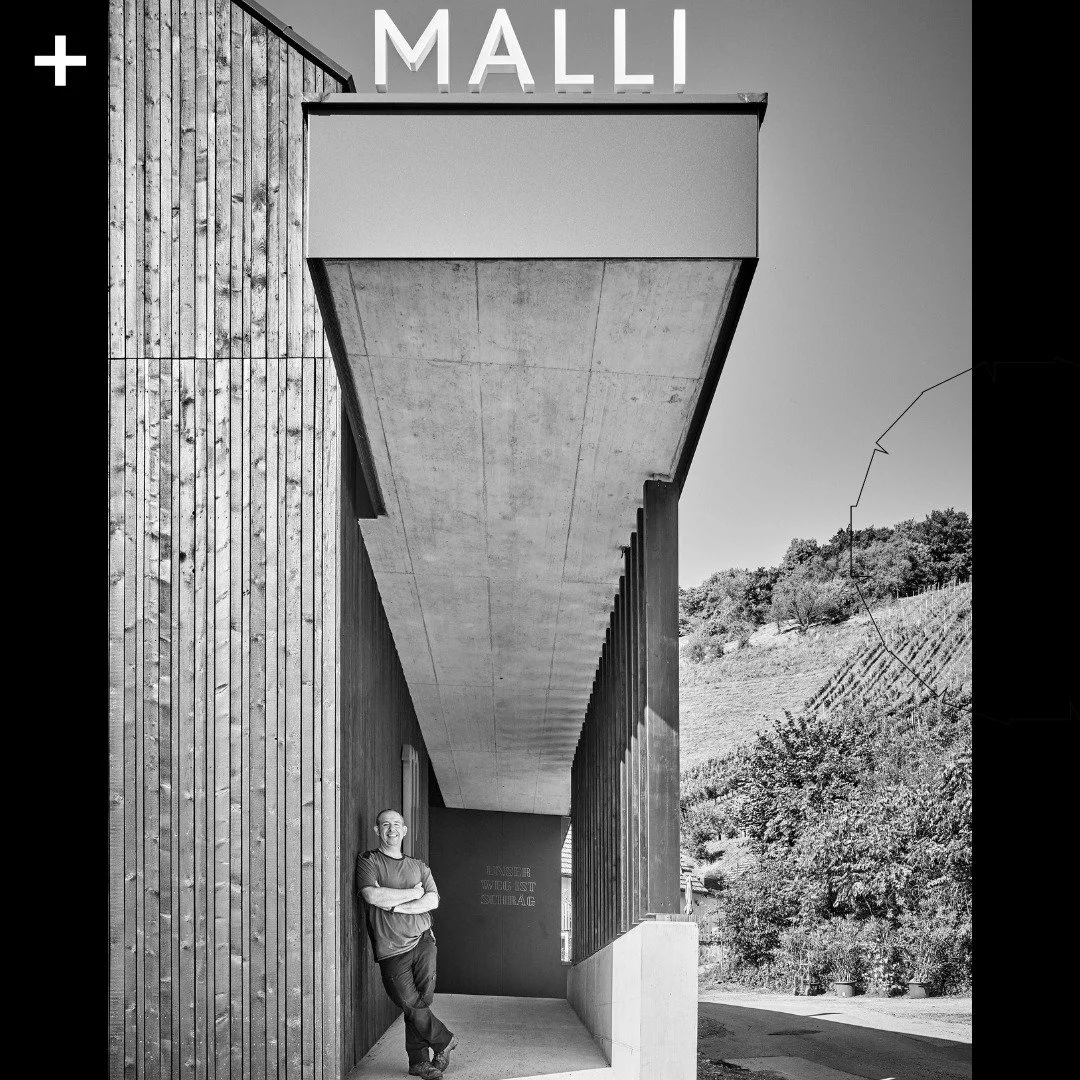 Das Weingut Malli ist schr&auml;g &ndash; im wahrsten Sinne des Wortes. 

Was mit dem Wunsch von @bernhardmalli  nach einem neuen Brennkessel begann, ist heute eine architektonische Landmark, die Menschen von nah und fern anzieht. Ein Ort bereit zum 