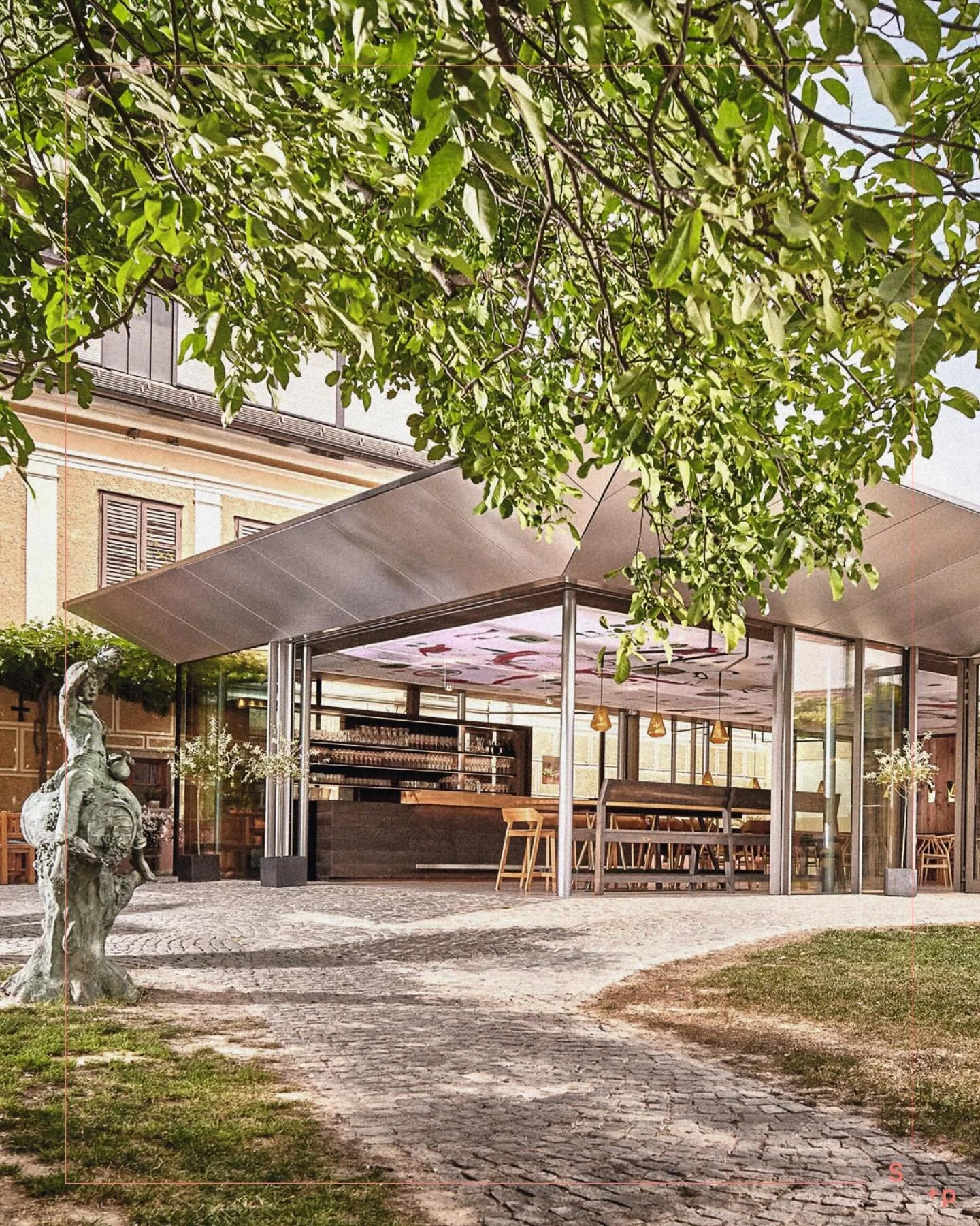 Der Heurige ist kein Format.
Er ist eine Entscheidung.

&Uuml;ber Haltung.
&Uuml;ber Sichtbarkeit.
&Uuml;ber die Rolle des Weins im Betrieb.

Architektur und Gestaltung wirken dabei nicht dekorativ, sondern ordnend:
Sie pr&auml;gen Abl&auml;u