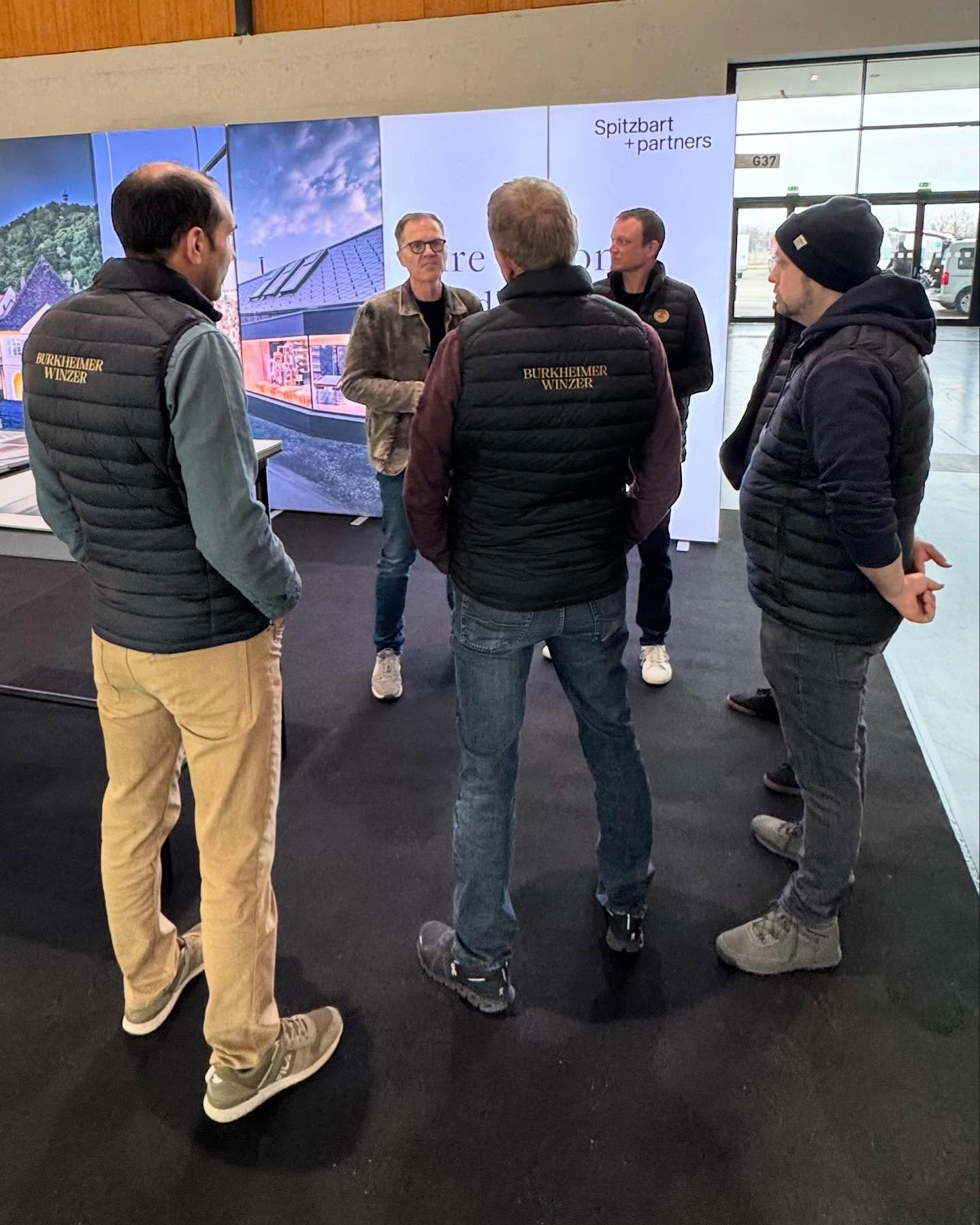 🔥 Zukunft beginnt mit einem Gespr&auml;ch.
Ein Tag voller Begegnungen, voller Inspiration, voller guter Energie.
Man sp&uuml;rt: Es bewegt sich etwas.
Was heute auf der Winzerservice Messe deutlich wurde? Leidenschaft f&uuml;r das Echte. F&uuml;r Qu