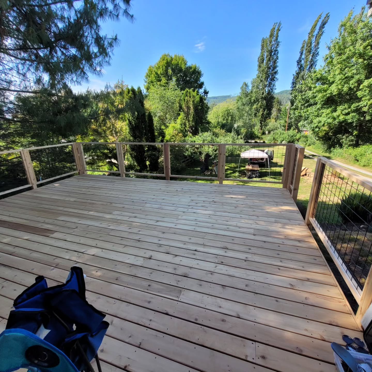 Recent 16' x 20' deck build! Still a few pieces to add. Went with black Hogwire panels and cedar throughout! Shout out to @narlie.chelson for lending a hand today!
