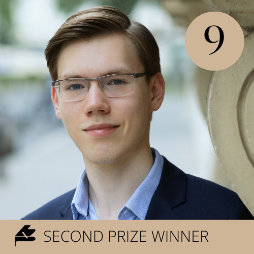 Headshot of pianist Roman Fediurko