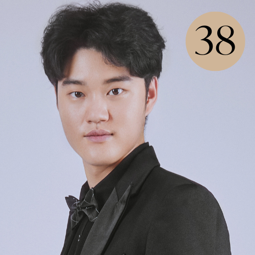 Headshot of pianist Zhiqiao Zhang