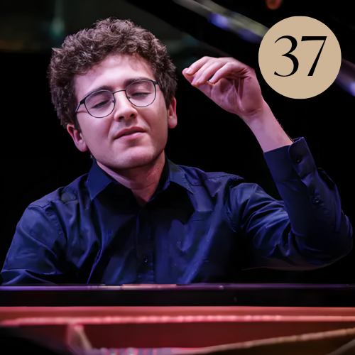 Headshot of pianist Yali Zaken