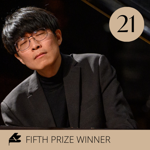 Headshot of pianist Pin-Hong Lin