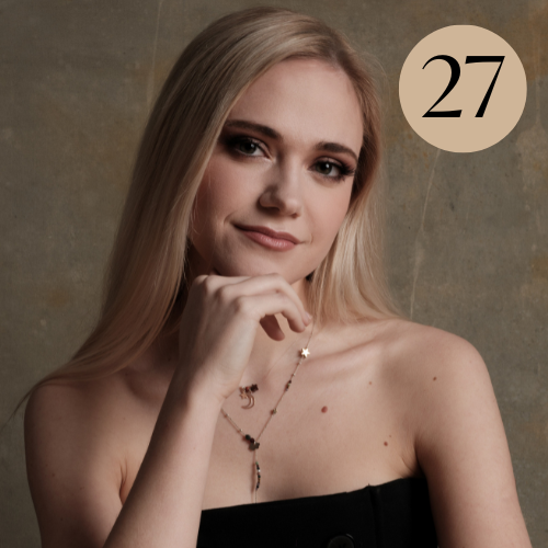 Headshot of pianist Mia Pecnik