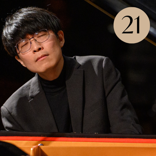 Headshot of pianist Pin-Hong Lin