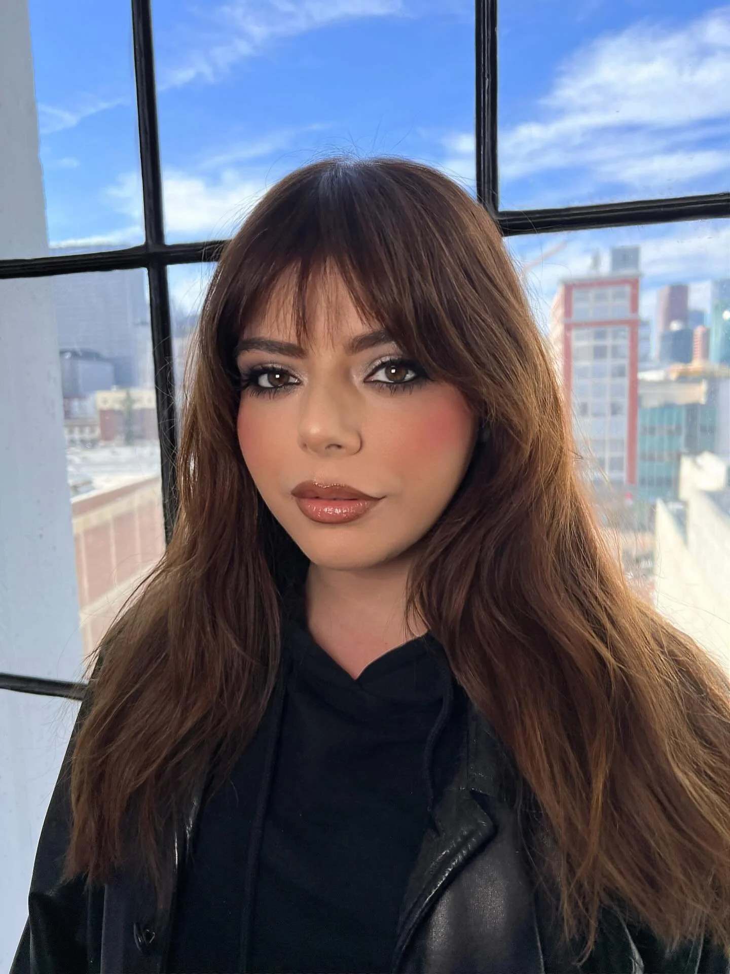 First time meeting Julie &amp; felt like I knew her my whole life. Mind you she&rsquo;s from Argentina 🇦🇷 taking a course in Los Angeles.

In the makeup course there is a hands on portion &amp; we got paired together on day 2.

When it was her turn