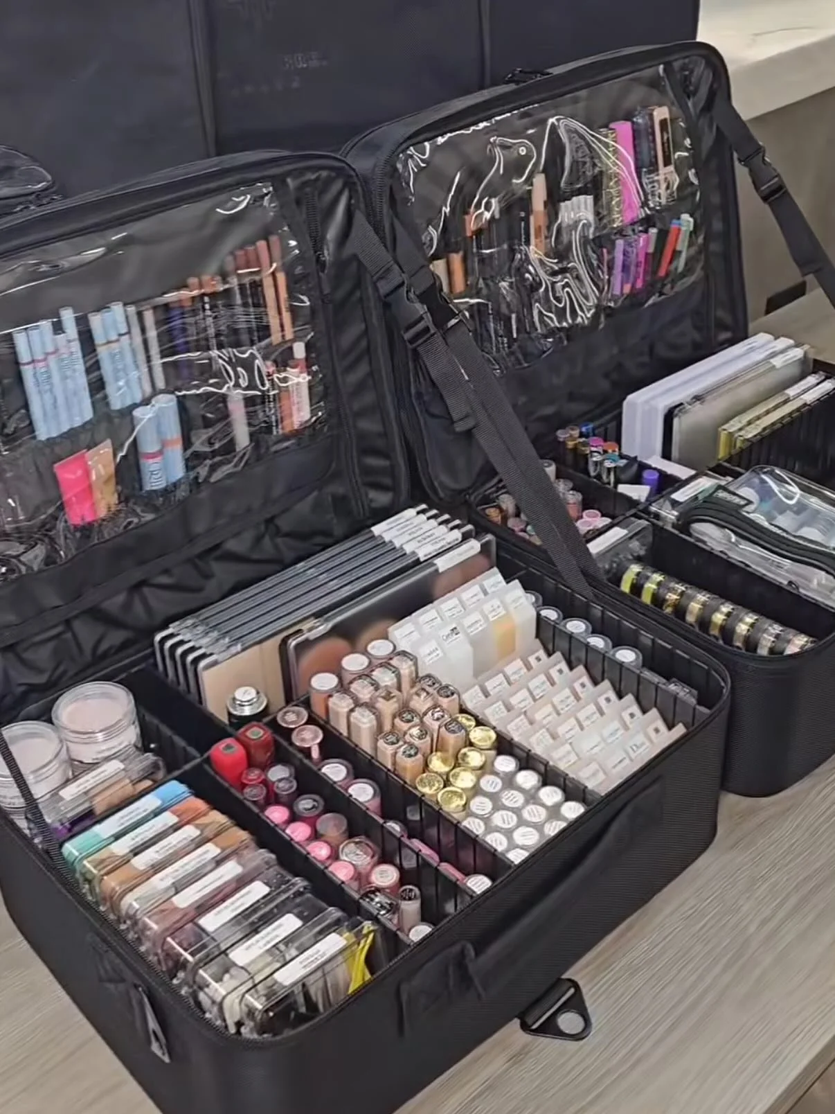 🇲🇽 Kit Edit for @ltorresbeauty with @mbonilla_artistry 
We transformed 7 bags into 2! Major weight off his shoulder for travel &amp; a kit curated to perfection ✨