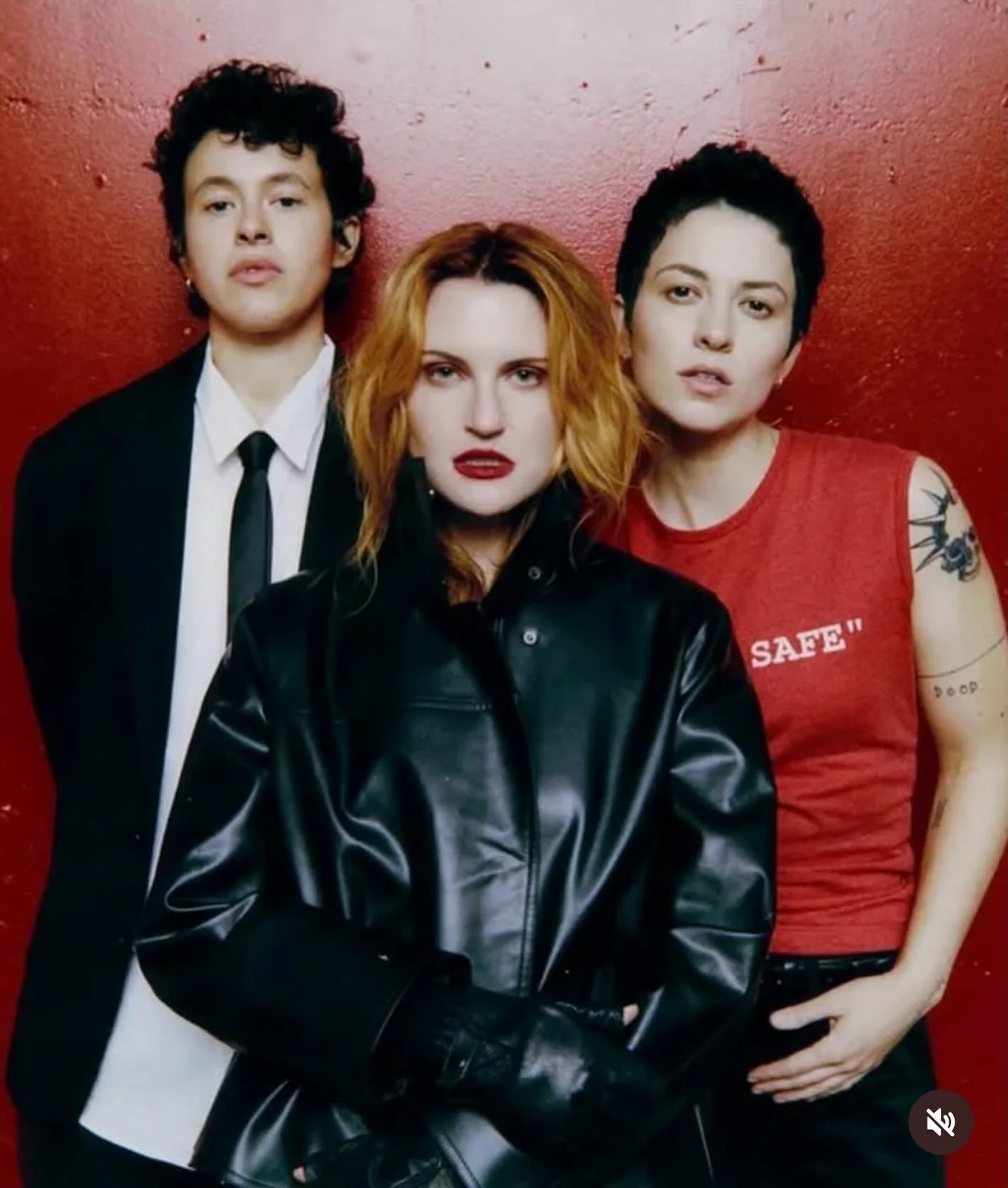 First music video in the books with the @whereismuna icons.
Beyond grateful to assist @amberdmakeup on this one. From the energy on set to
seeing the hard work in the heart of NYC-this production was pure magic.
Love this team! 🎬📽️

Photo @skellyot