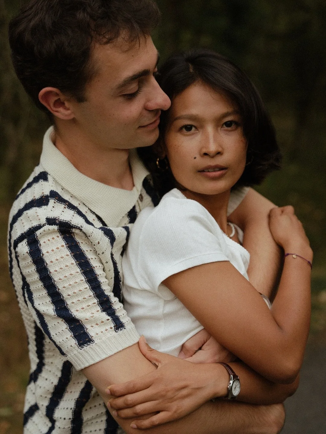 S&eacute;ance couple avec Tola &amp; Kentin ❤️ Un moment simple, vrai, juste eux deux, dans la beaut&eacute; d&rsquo;un chemin bord&eacute; d&rsquo;arbres 🌿
&bull;
&bull;
#couple #couplephotoshoot #photographebordeaux #photographeangoul&ecirc;me