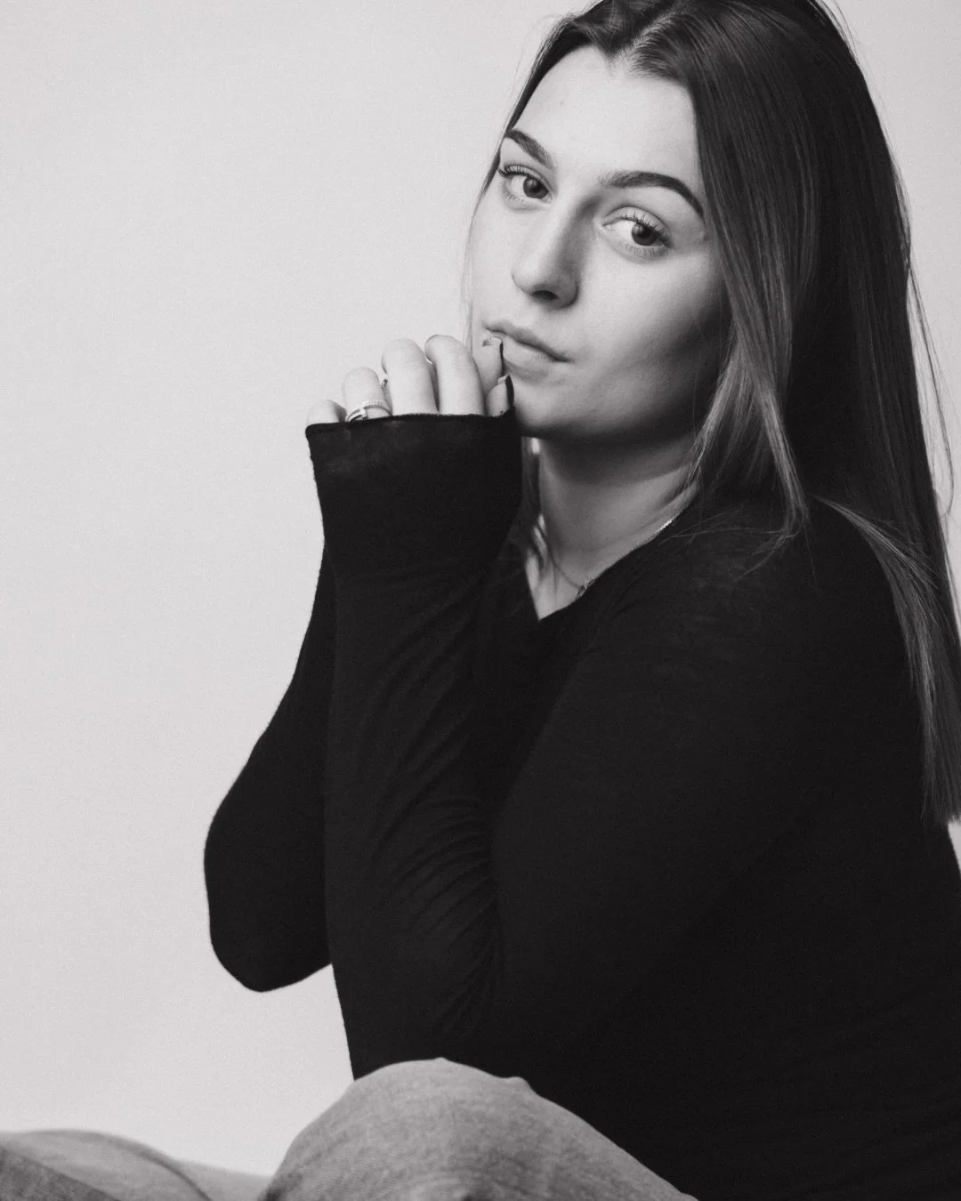 C&rsquo;est l&rsquo;hiver, et les portes de mon studio sont grandes ouvertes pour vos s&eacute;ances portrait 🥰 
Lissandre a fait ce choix pour des photos simples et authentiques, un moment pour elle et un r&eacute;sultat canon 😍 #photographebordea