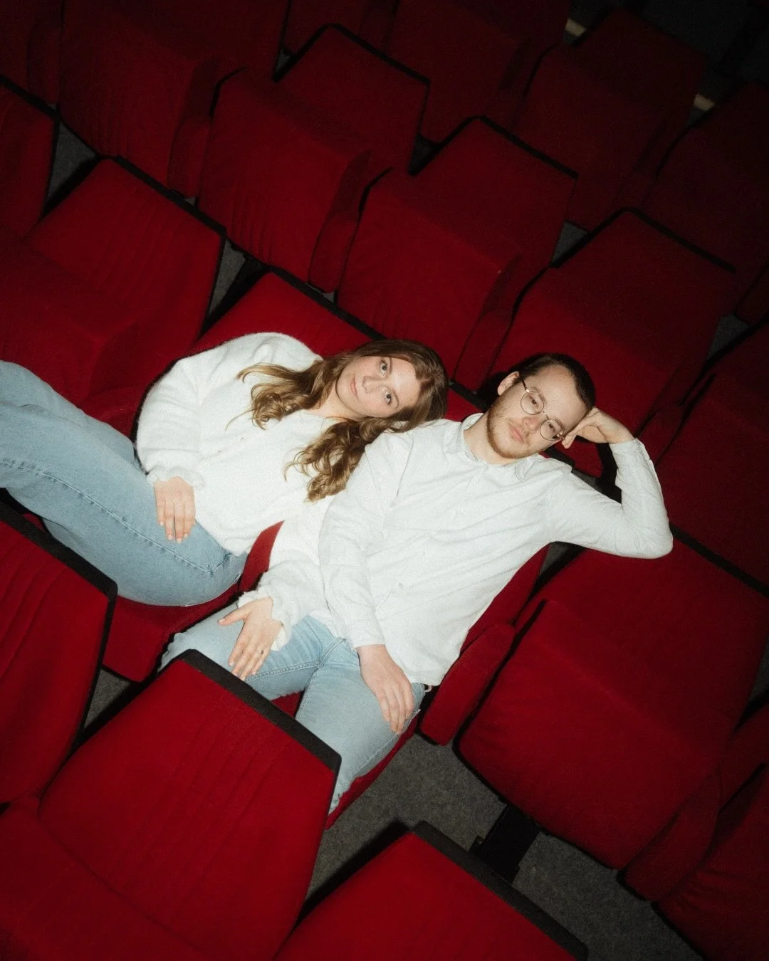 S&eacute;ance engagement pour Eva et Aldwin, qui ont d&eacute;cid&eacute; de raconter leur histoire dans un cin&eacute;ma, et j&rsquo;ai ador&eacute; cette id&eacute;e 😍 Alors, vous validez ?! 🥰

 #photographe #photographebordeaux #frenchweddingpho