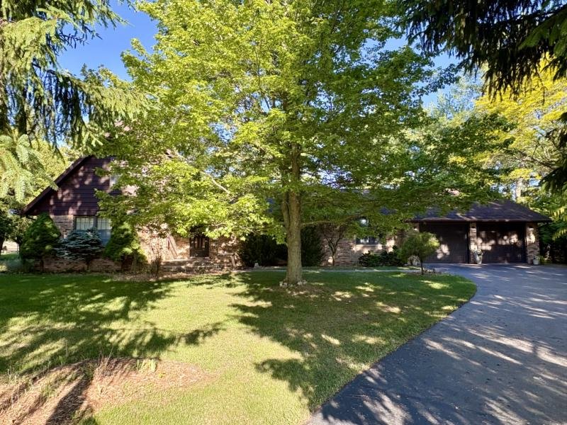6 Bed, 2 1/2 Bath, with Partial Finished Basement near Harbor Beach